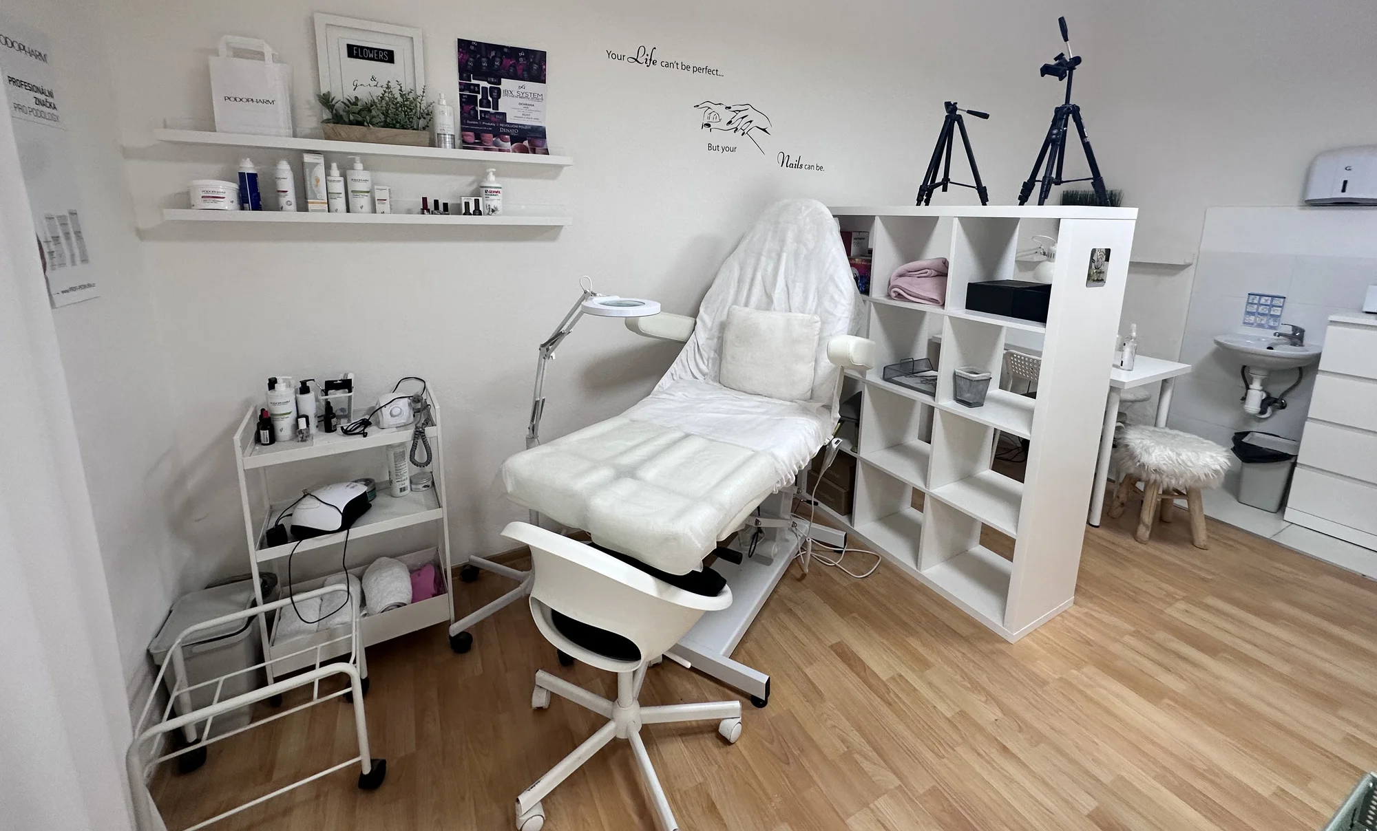 Pro krásné nehty: kombinovaná manikúra a pedikúra i lakování gel lakem