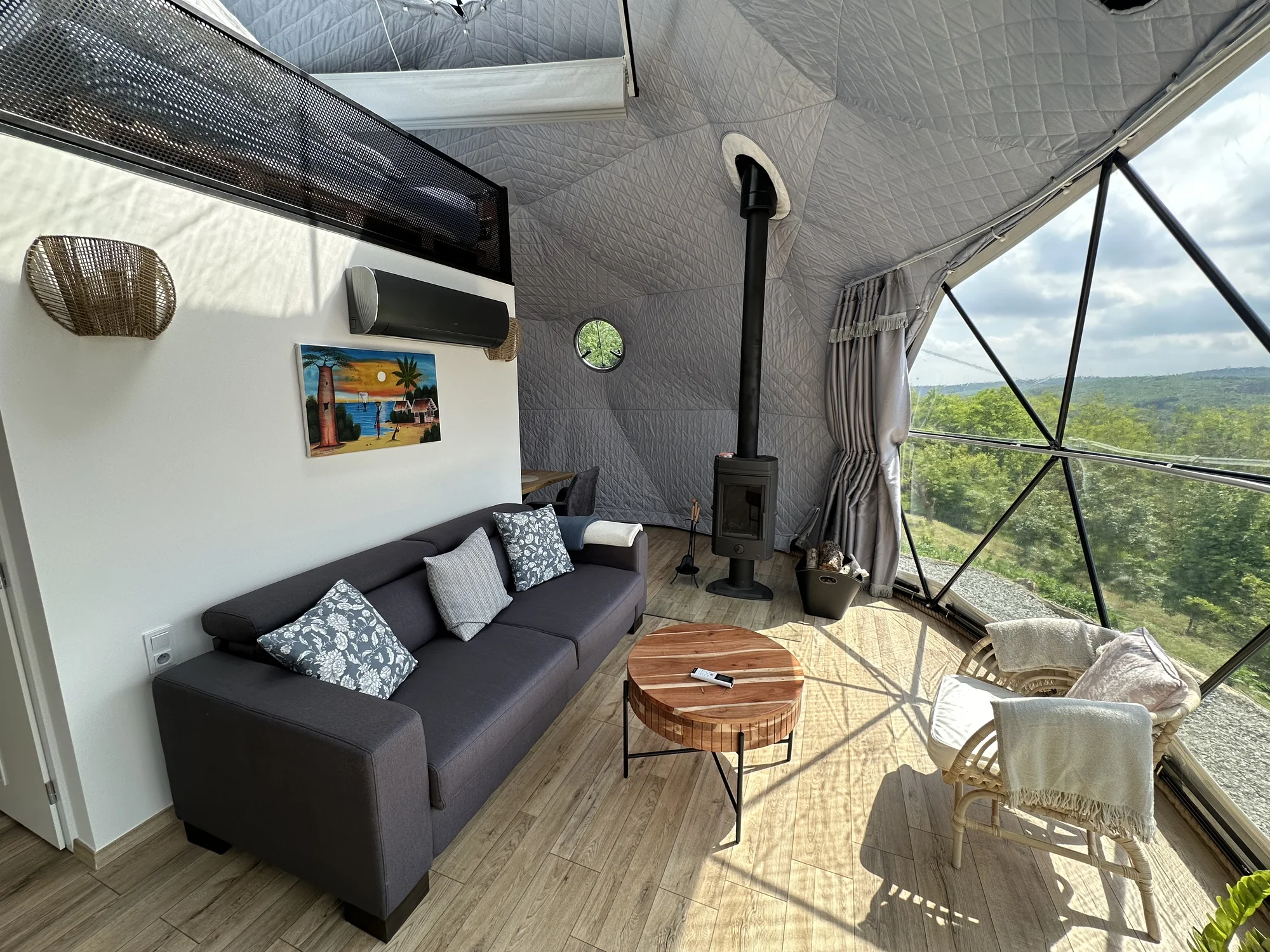 Glamping na samotě: luxusní stan s kuchyní i koupelnou a venkovní vířivka i sauna