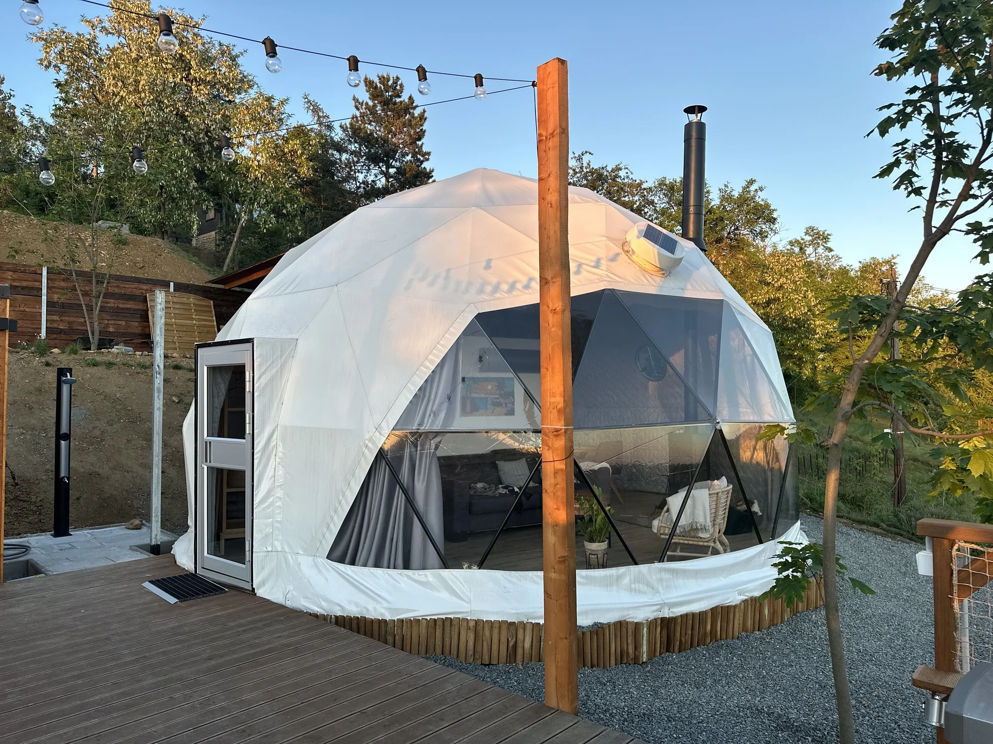 Glamping na samotě: luxusní stan s kuchyní i koupelnou a venkovní vířivka i sauna