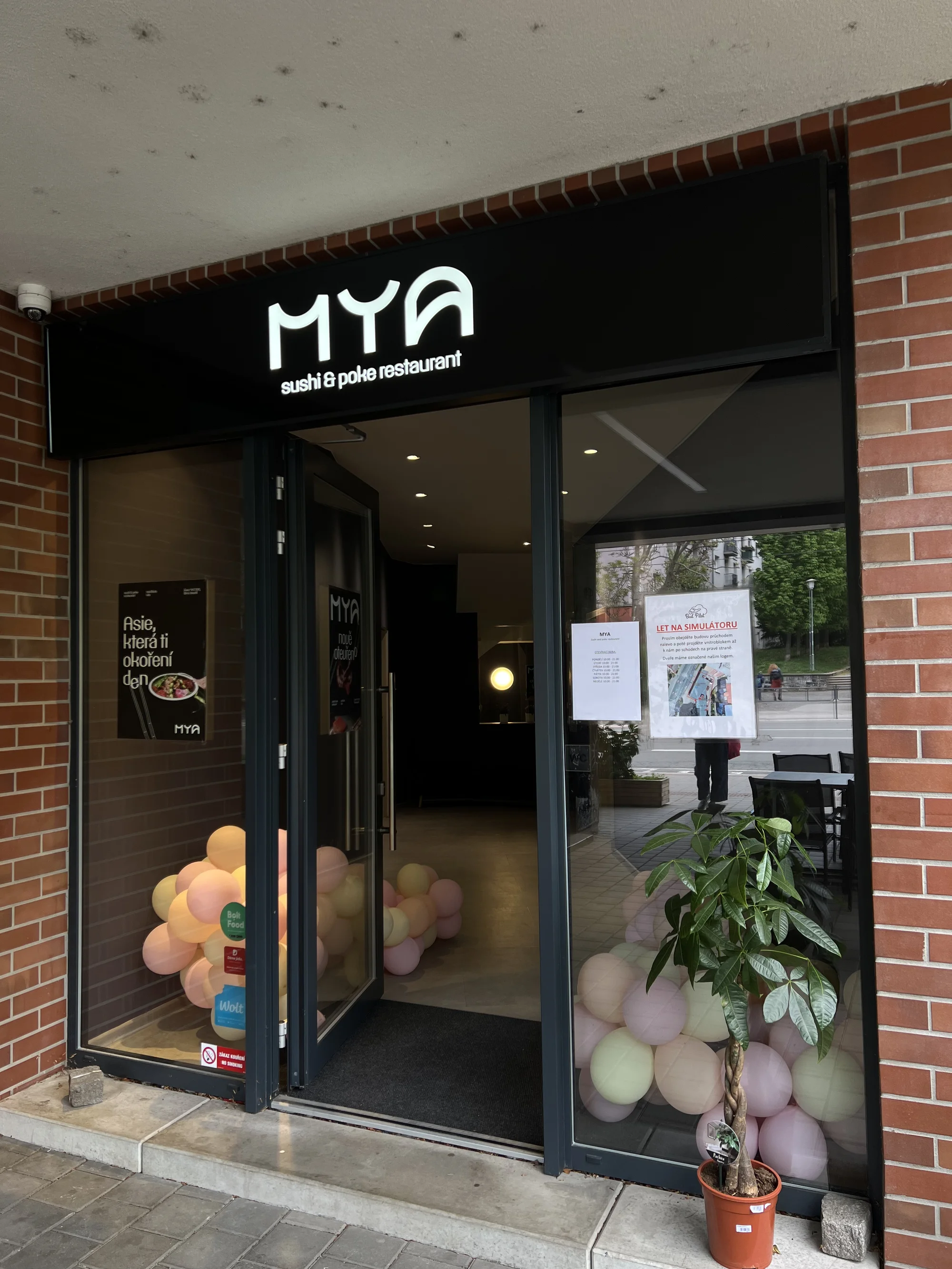 Vouchery na jídlo i pití v asijské a sushi restauraci MYA: 300 až 2000 Kč