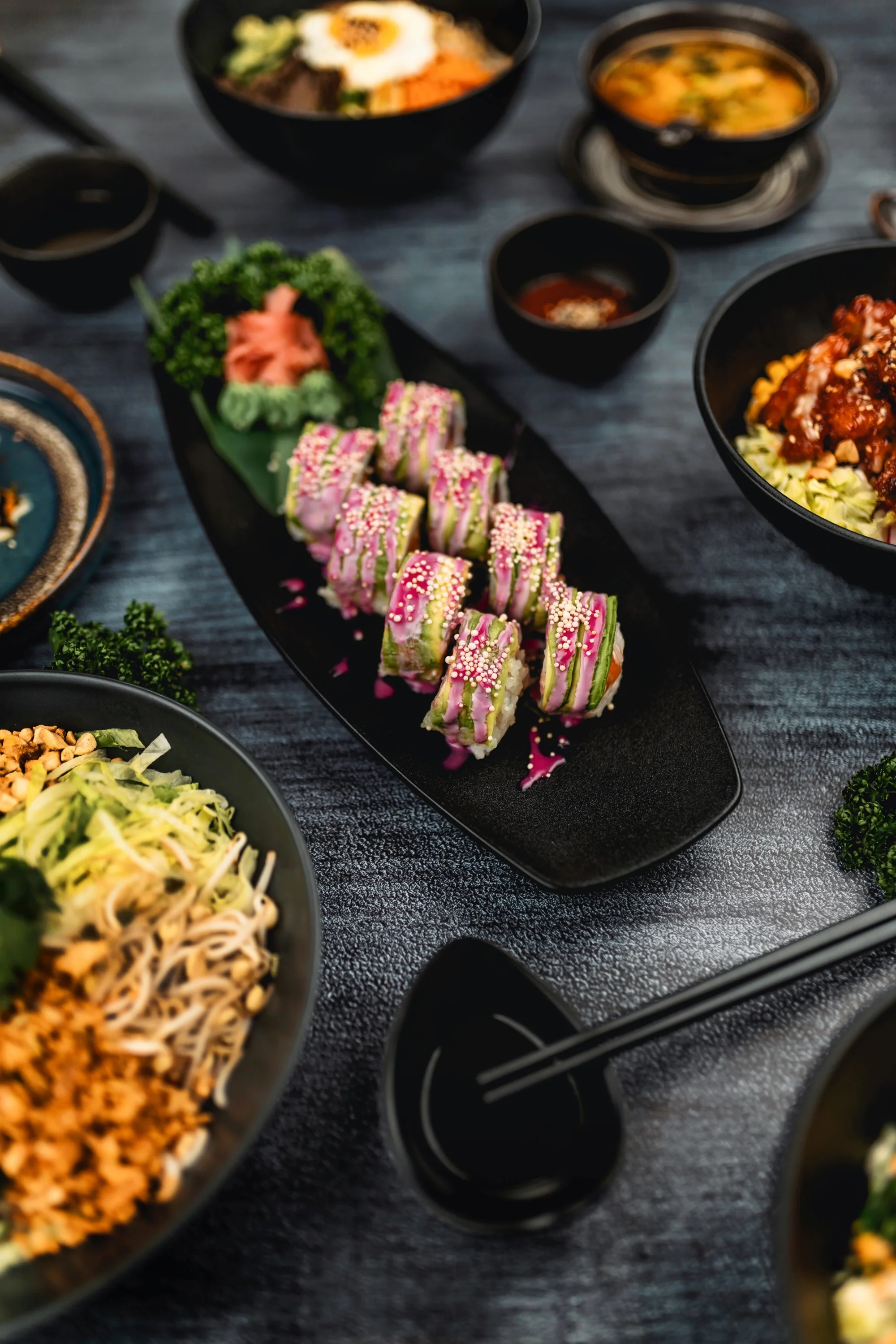 Vouchery na jídlo i pití v asijské a sushi restauraci MYA: 300 až 2000 Kč