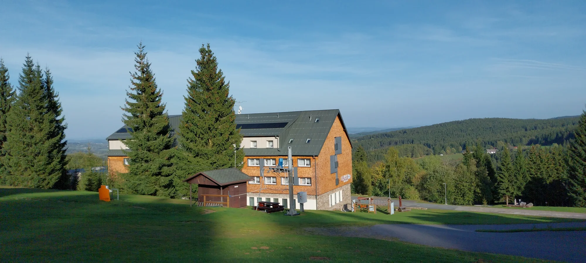 Aktivní pobyt na Šumavě: zrekonstruovaný hotel s polopenzí, wellness, sport i výlety