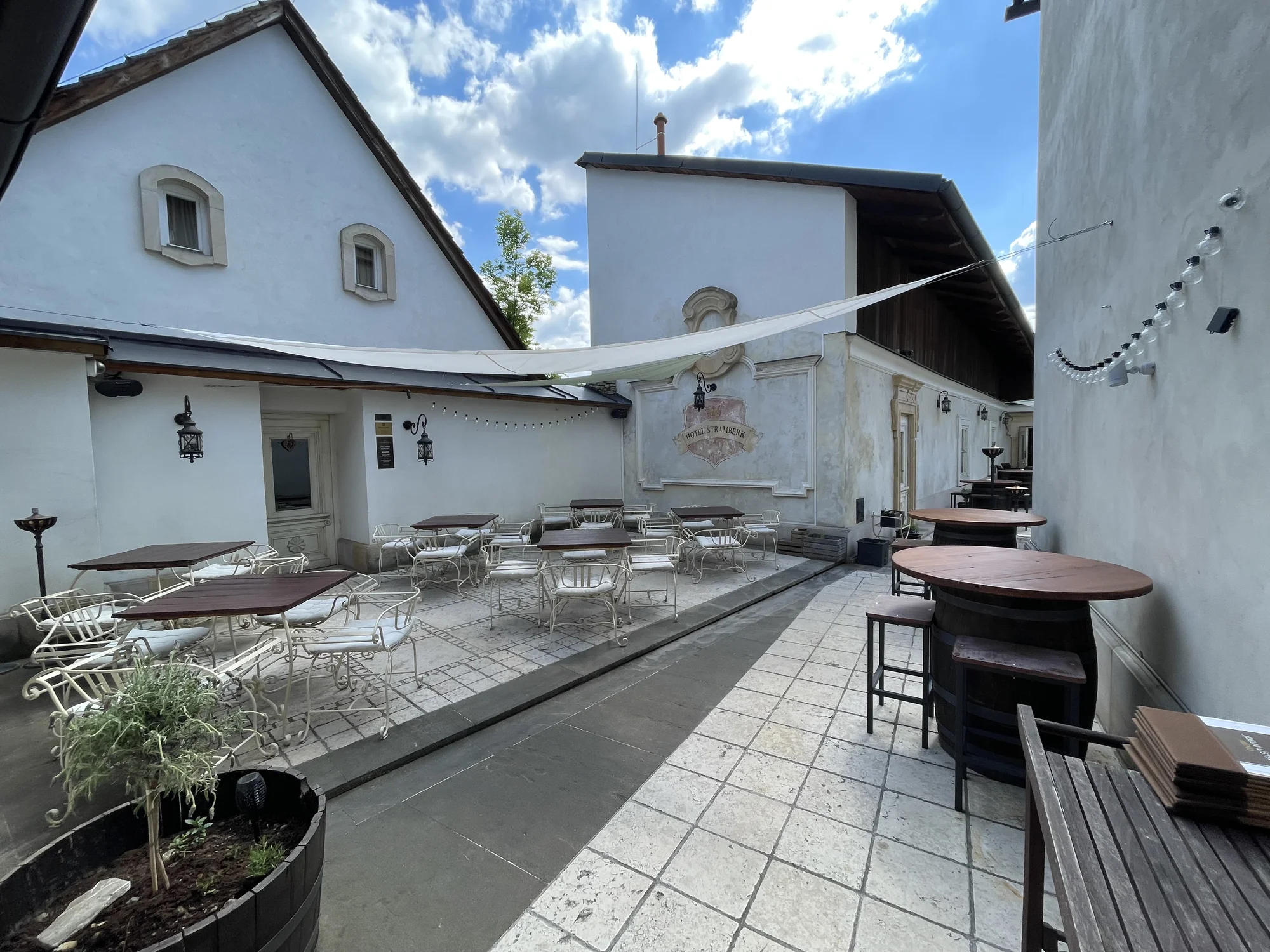 Pobyt v luxusním historickém hotelu na náměstí ve Štramberku: polopenze a vyhlášené Lašské lázně
