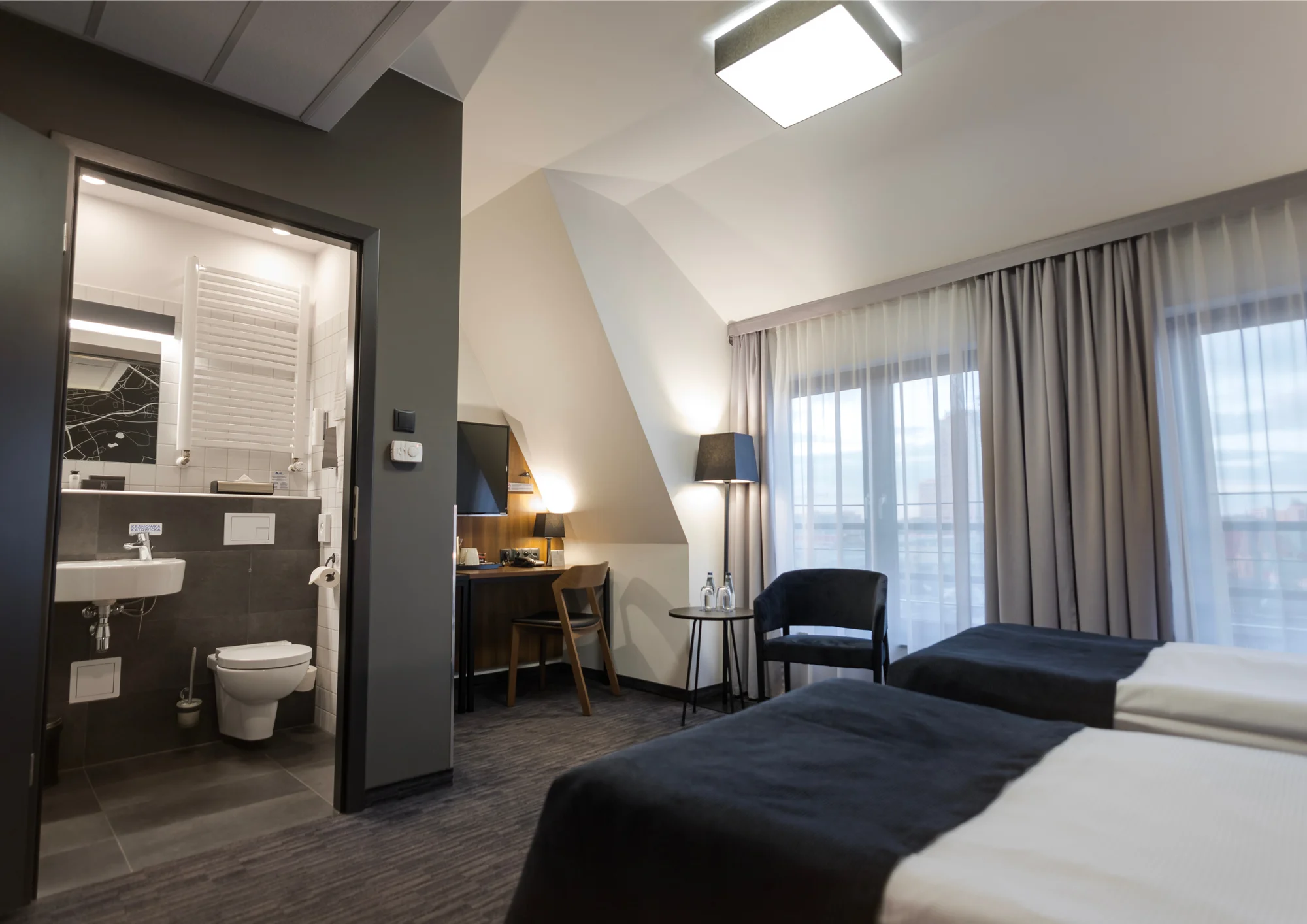 Moderní hotel v centru Katovic: polopenze, pivní degustace i varianty s parkováním