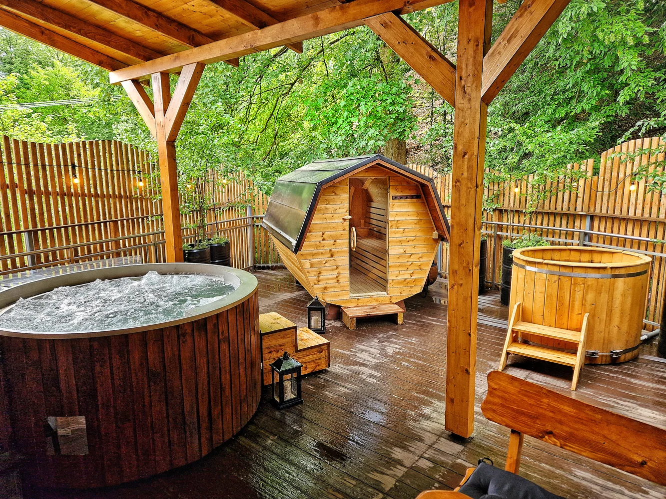 Relaxační pobyt v Rožnově: privátní lesní wellness s vířivým sudem a saunou a polopenzí