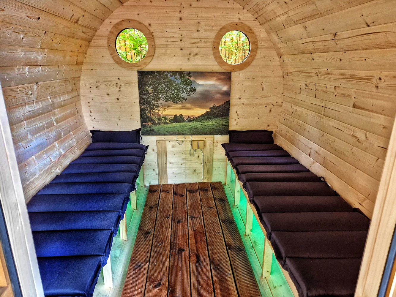 Relaxační pobyt v Rožnově: privátní lesní wellness s vířivým sudem a saunou a polopenzí