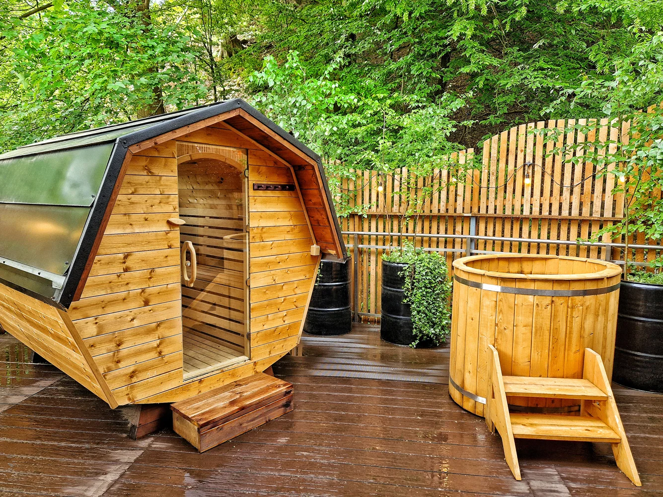 Relaxační pobyt v Rožnově: privátní lesní wellness s vířivým sudem a saunou a polopenzí