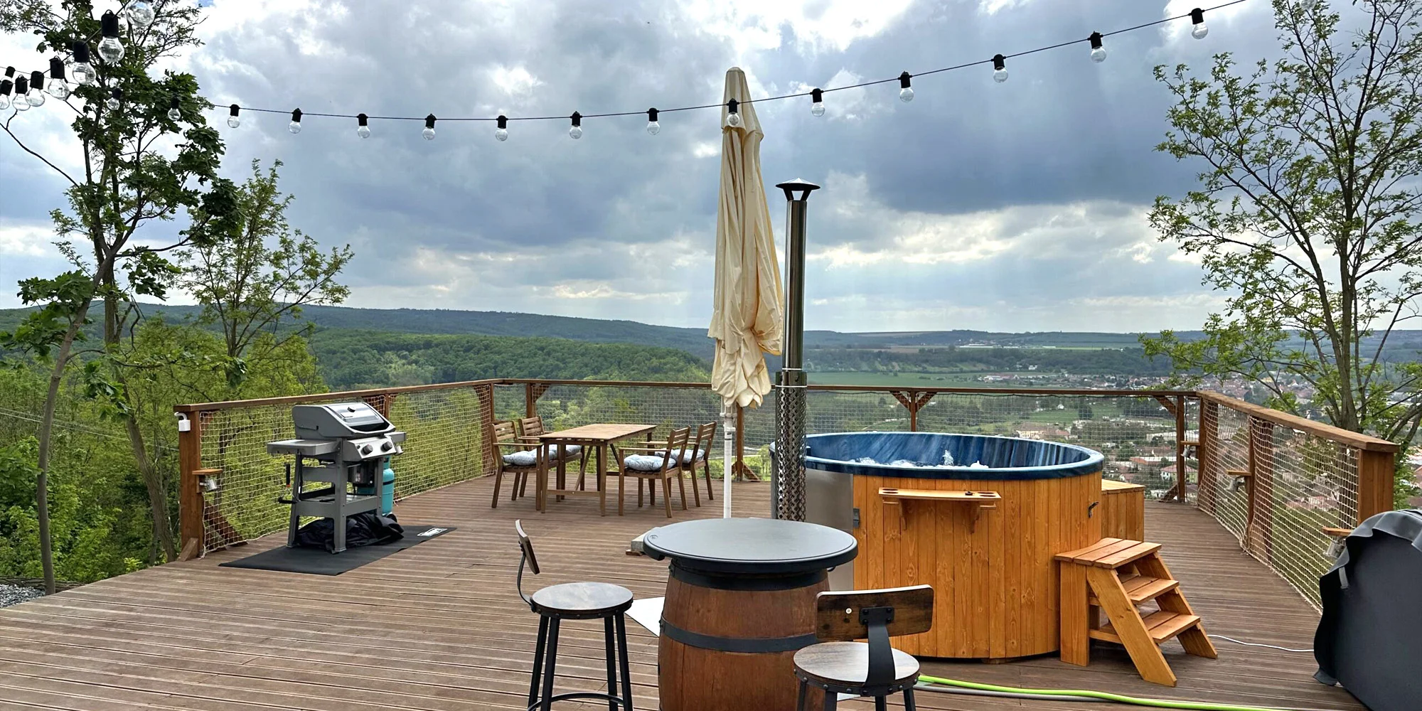 Glamping na samotě: luxusní stan s kuchyní i koupelnou a venkovní vířivka i sauna