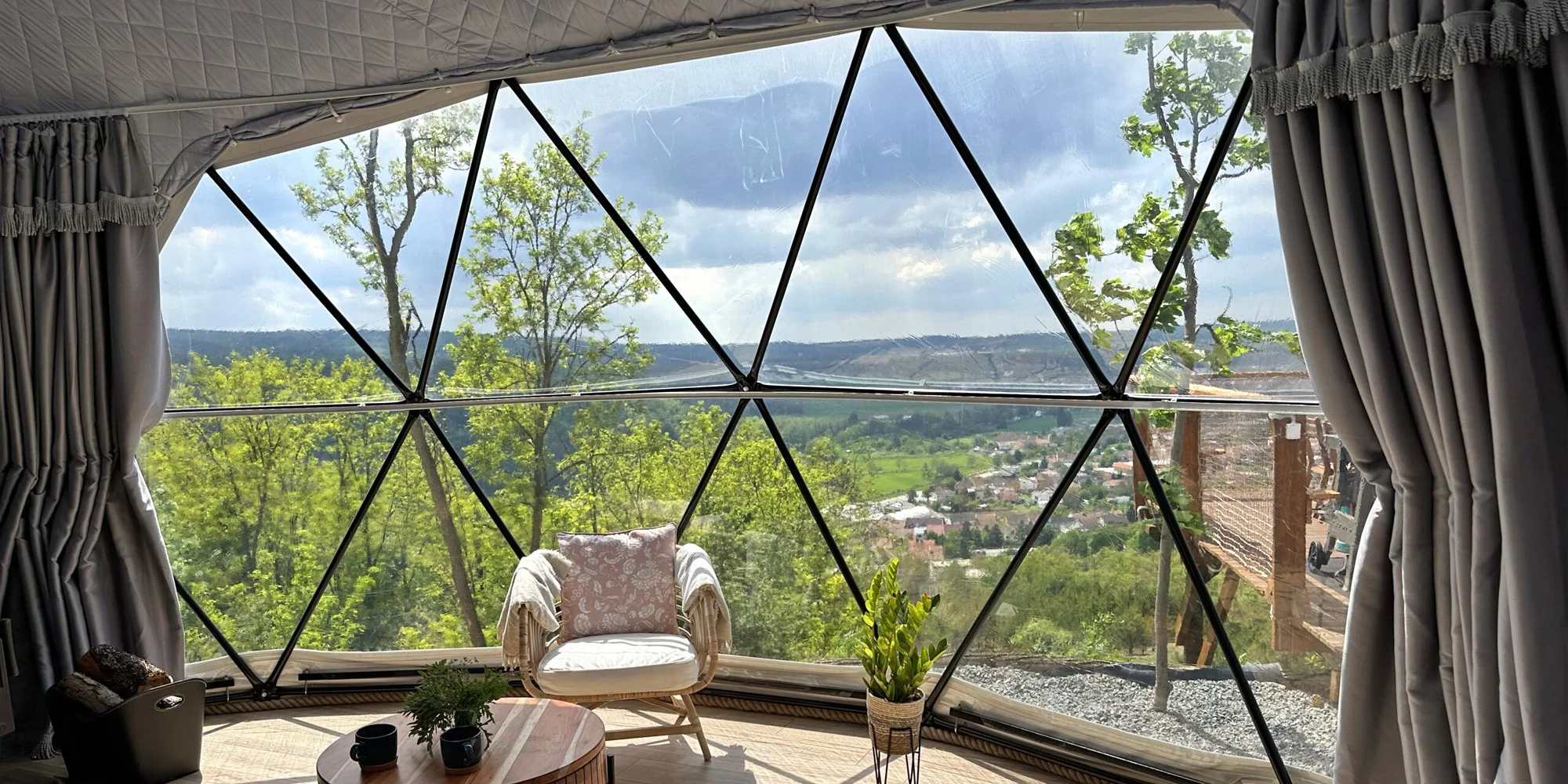 Glamping na samotě: luxusní stan s kuchyní i koupelnou a venkovní vířivka i sauna