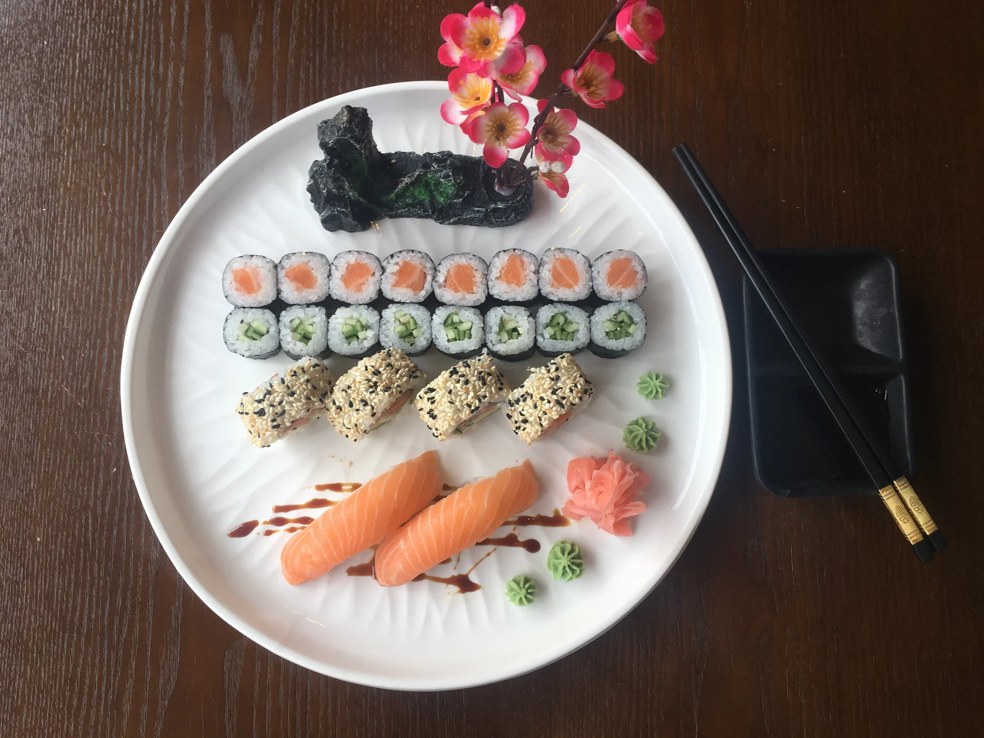Až 72 ks pestrého sushi, minizávitky, wakame saláty i miso polévky