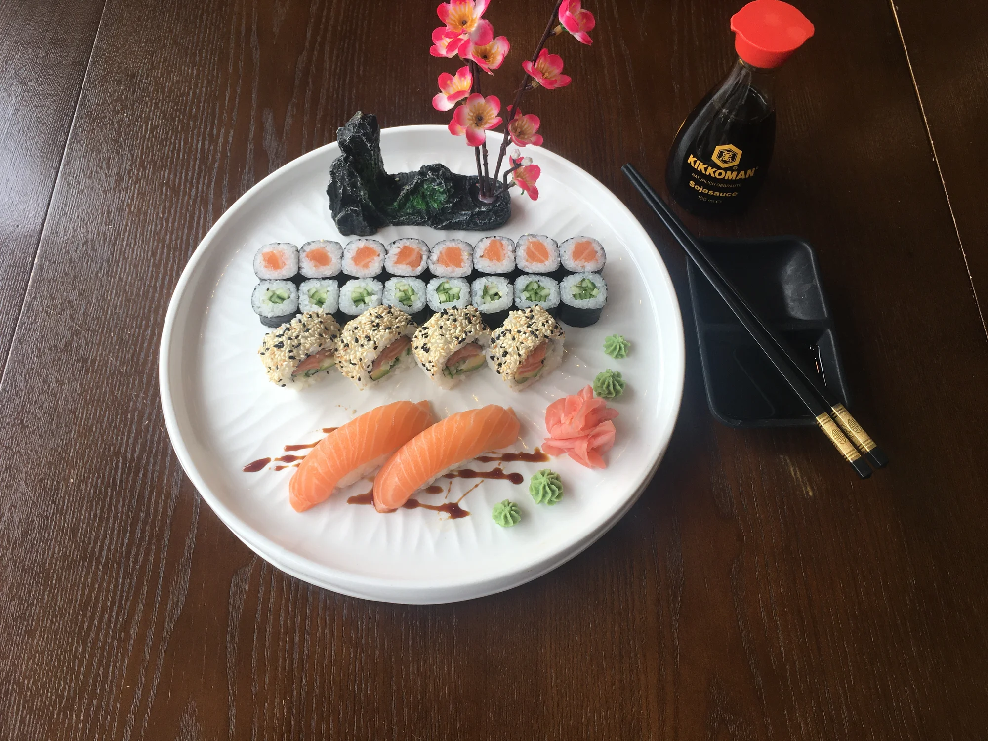 Až 72 ks pestrého sushi, minizávitky, wakame saláty i miso polévky