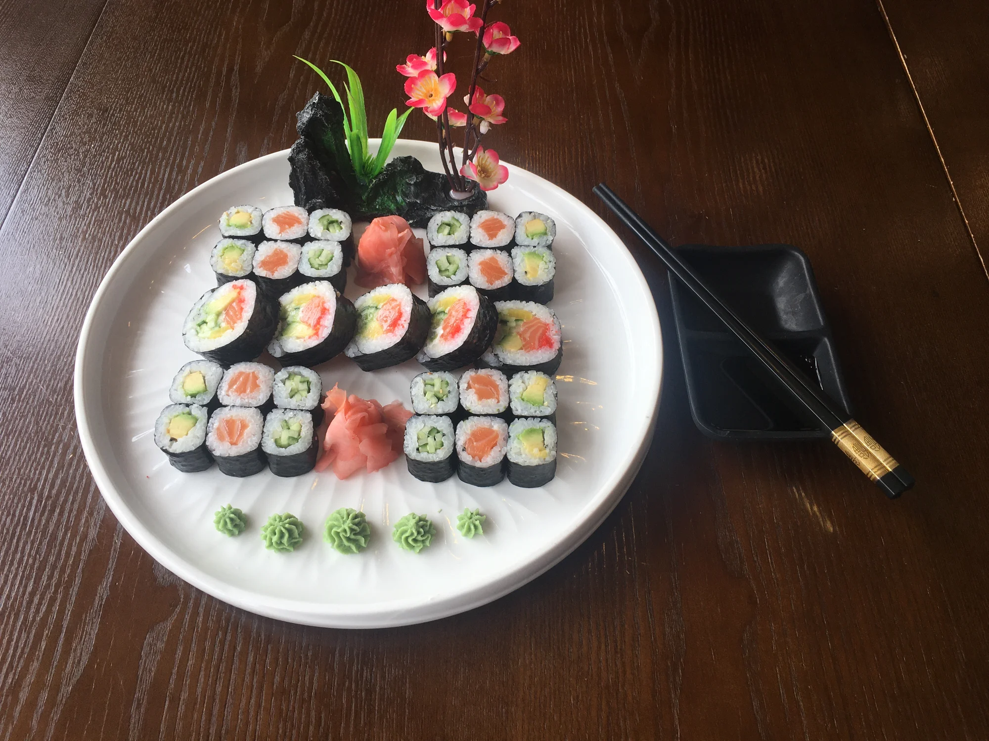 Až 72 ks pestrého sushi, minizávitky, wakame saláty i miso polévky