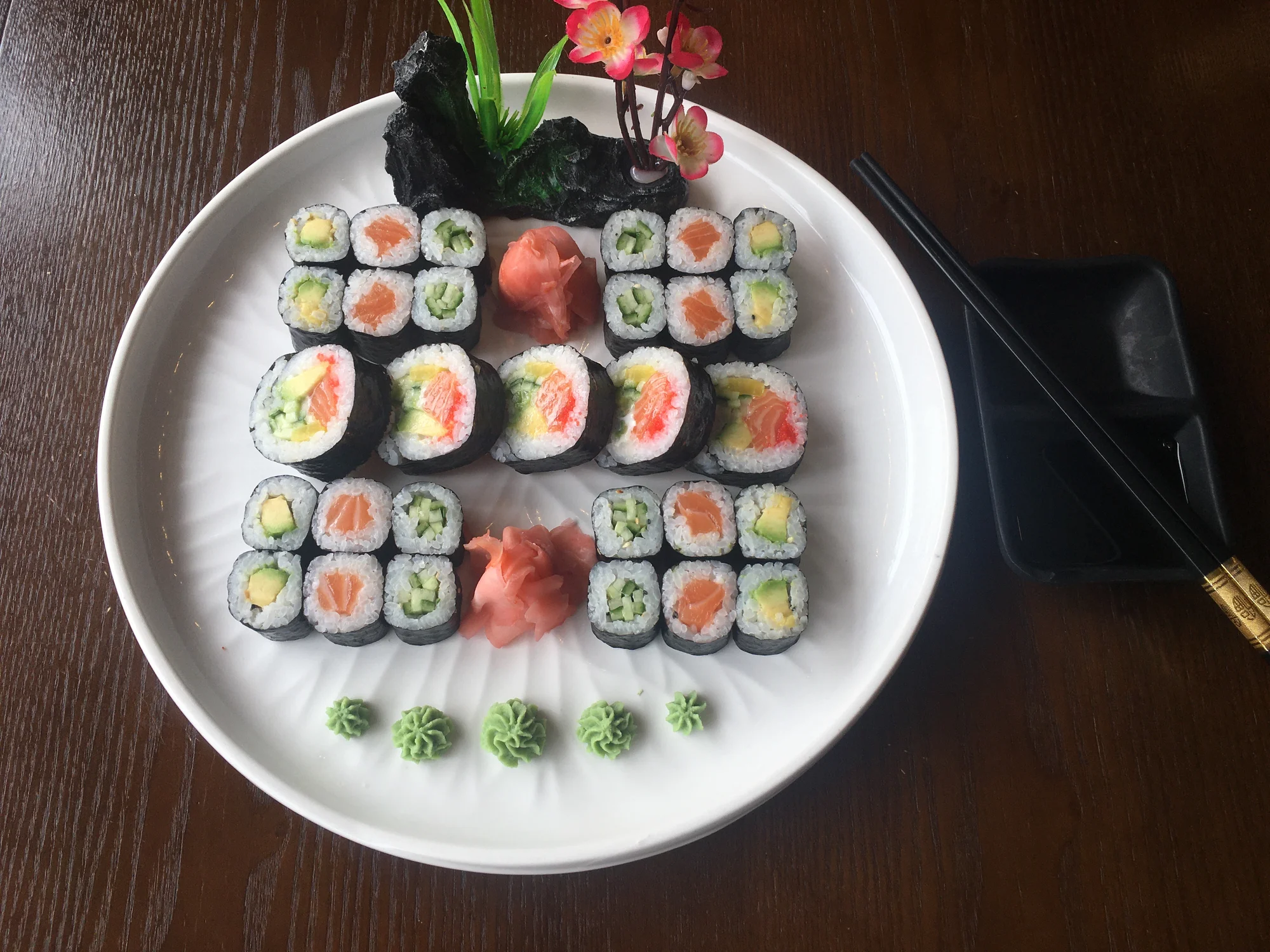 Až 72 ks pestrého sushi, minizávitky, wakame saláty i miso polévky