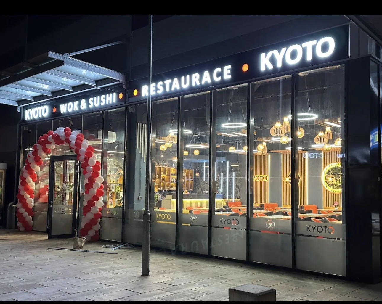 Až 72 ks pestrého sushi, minizávitky, wakame saláty i miso polévky