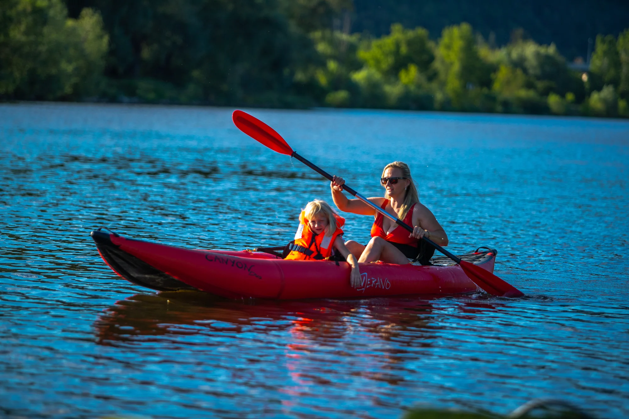 Pronájem paddleboardu či kajaku na Vltavě v Praze : pro 1-2 osoby na 1-2 hodiny