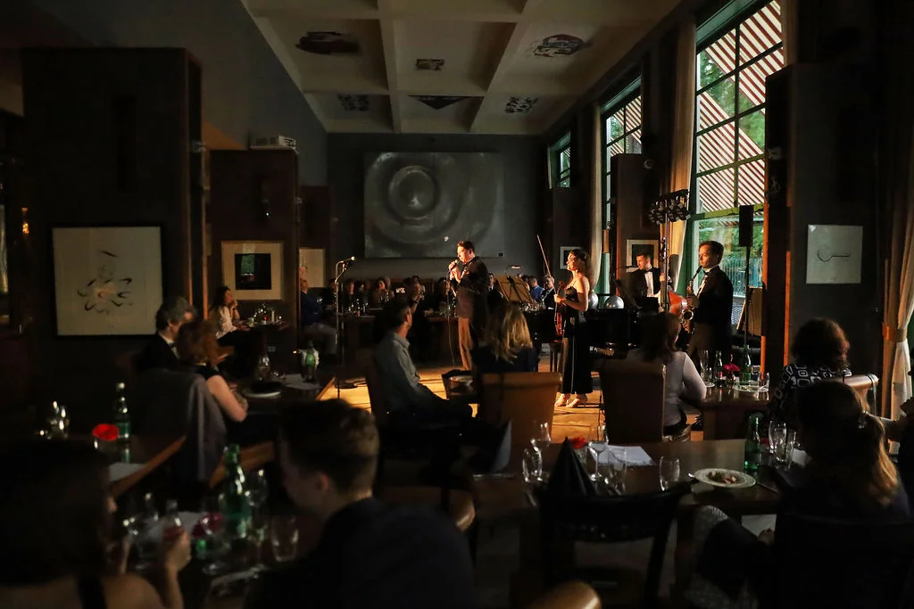 Sinatra Tribute: koncert s hity Franka Sinatry i tříchodová večeře a nápoje v krásném prostředí Mánesu