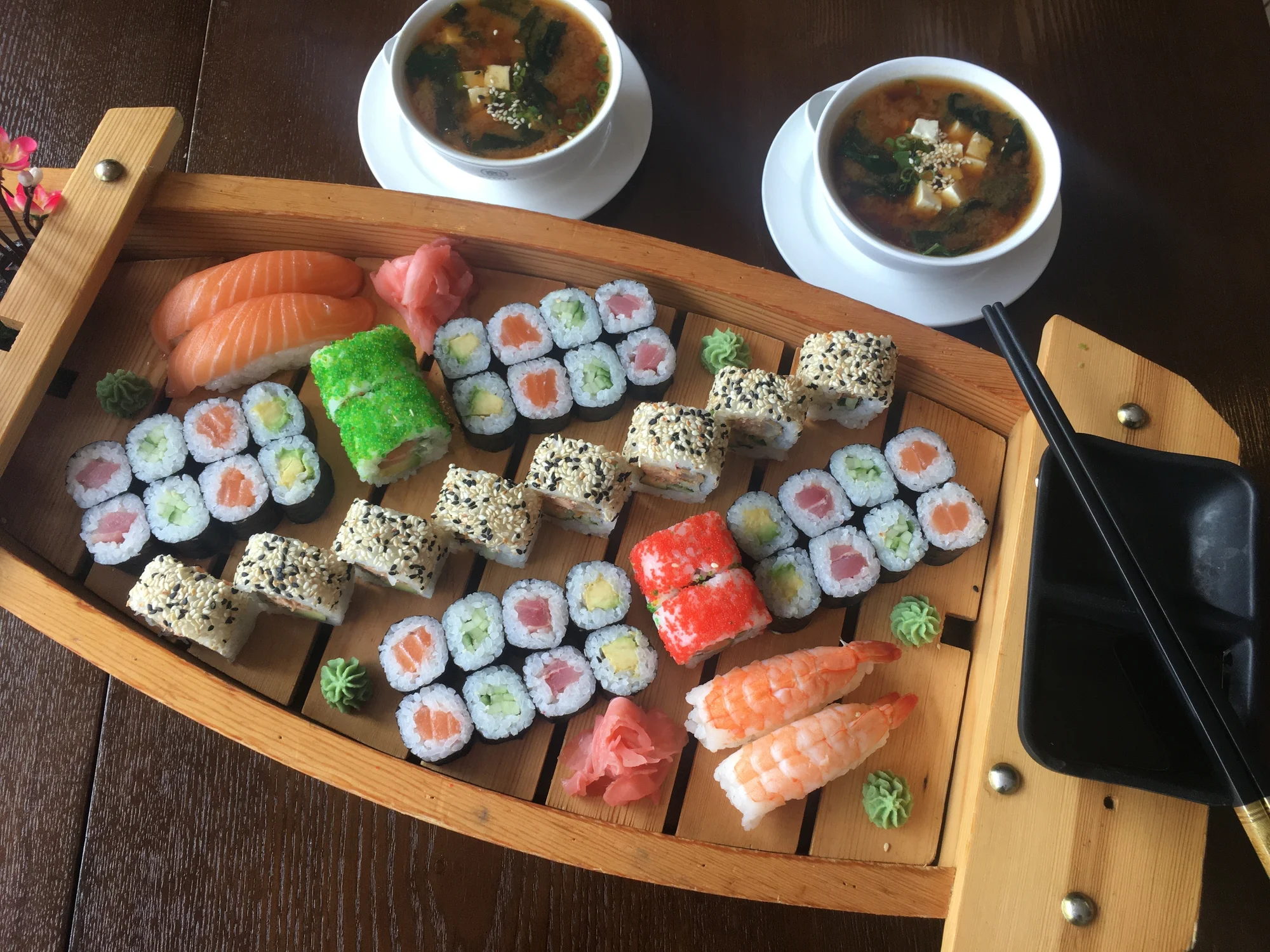Až 72 ks pestrého sushi, minizávitky, wakame saláty i miso polévky