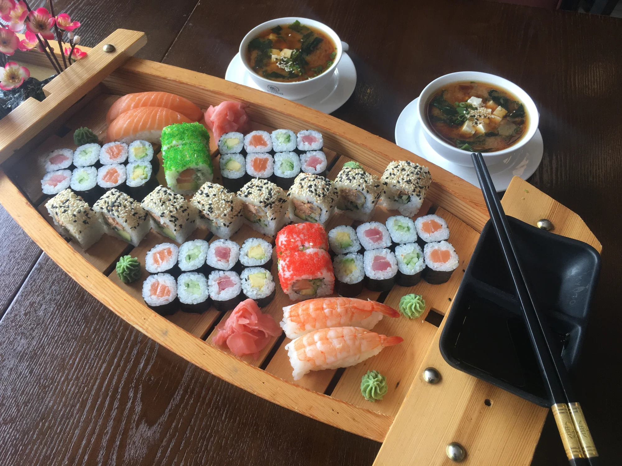 Až 72 ks pestrého sushi, minizávitky, wakame saláty i miso polévky