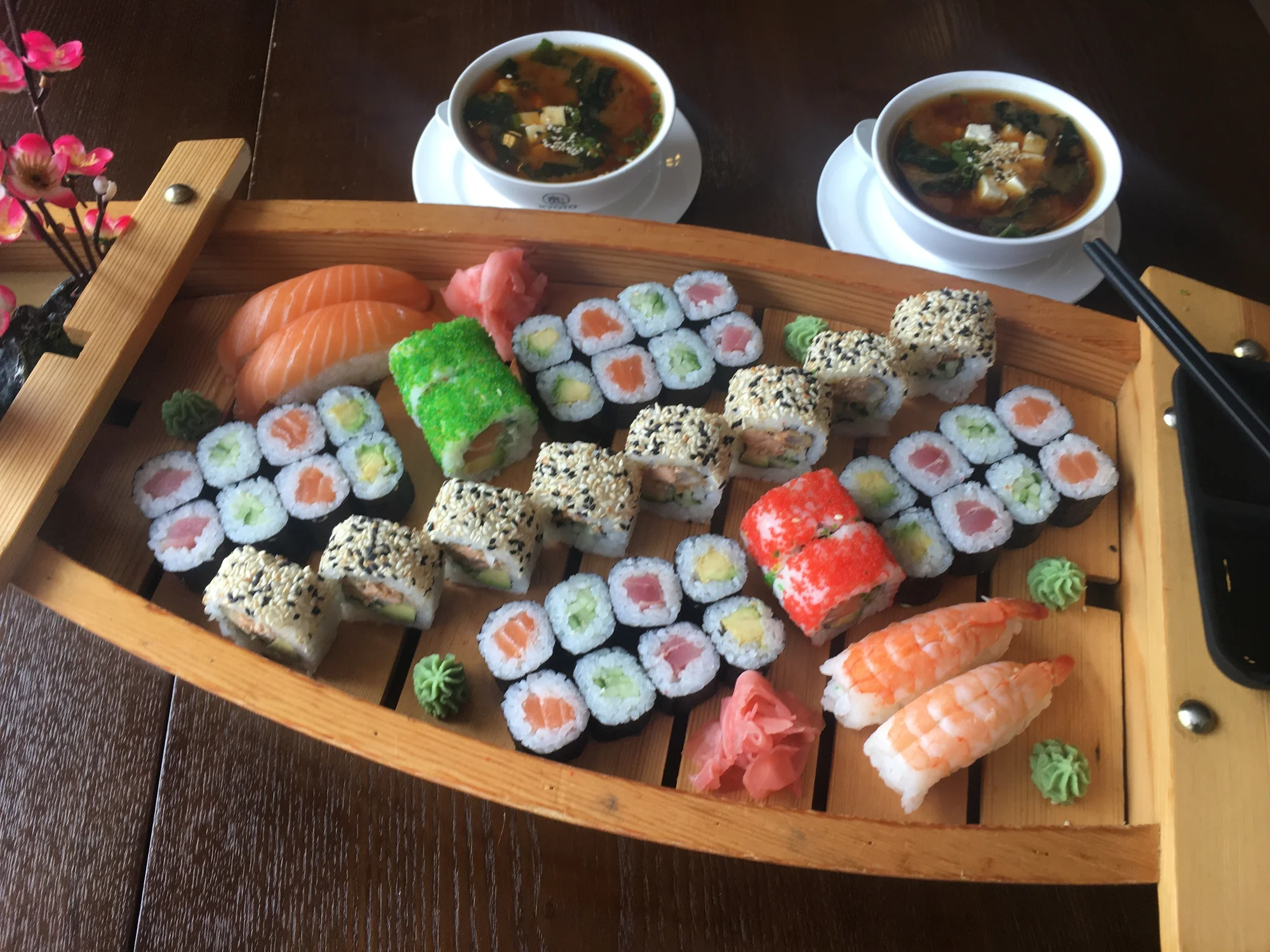 Až 72 ks pestrého sushi, minizávitky, wakame saláty i miso polévky