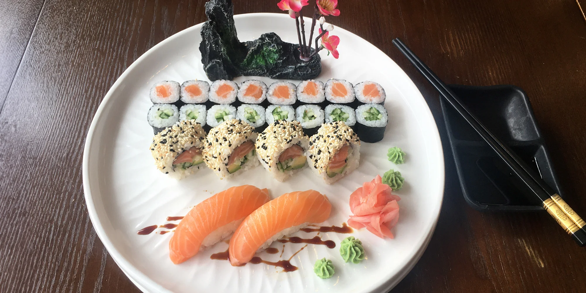 Až 72 ks pestrého sushi, minizávitky, wakame saláty i miso polévky