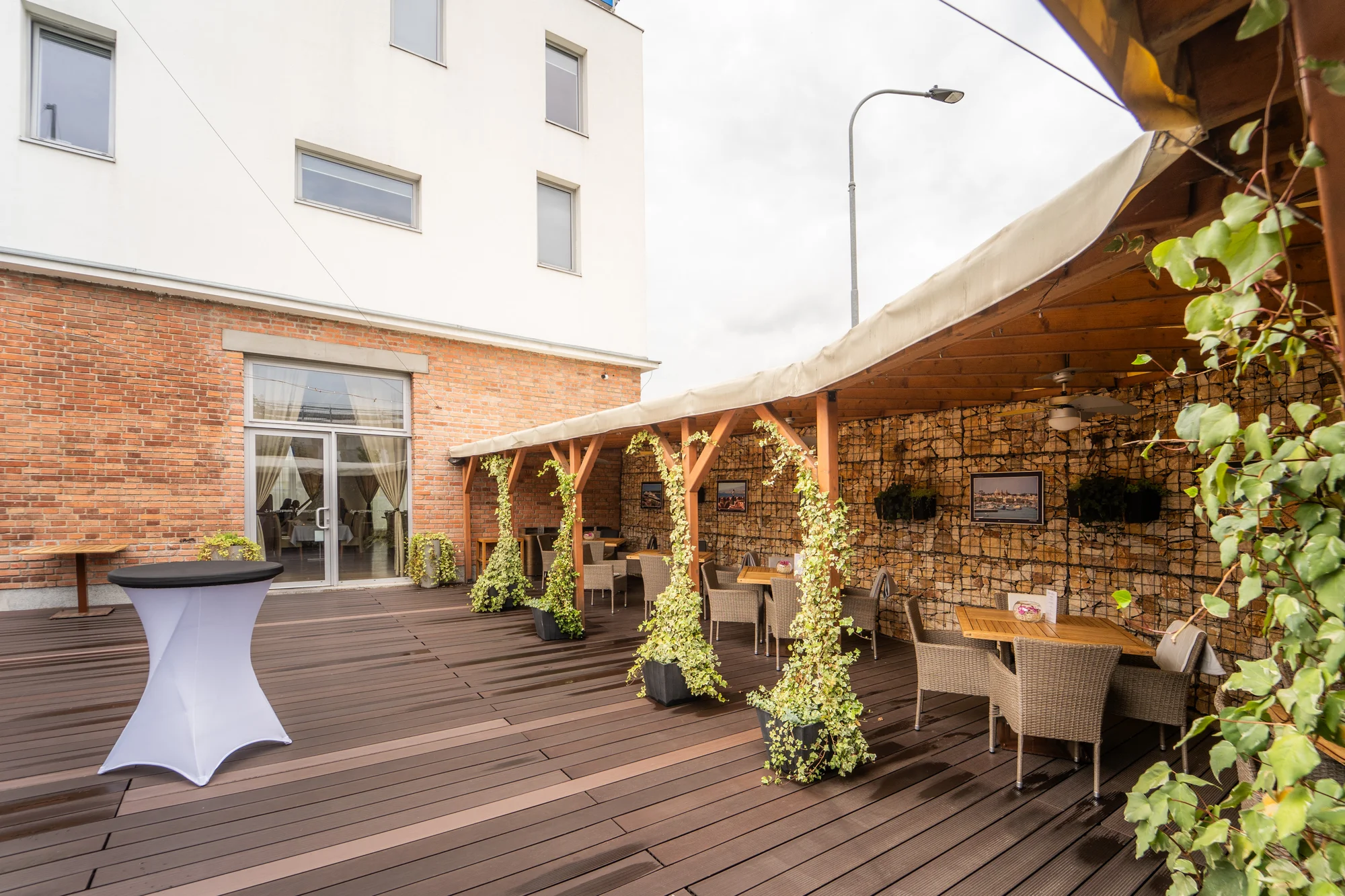 Tříchodové menu s rumpsteakem a aperolem ve špičkové restauraci Noem Arch