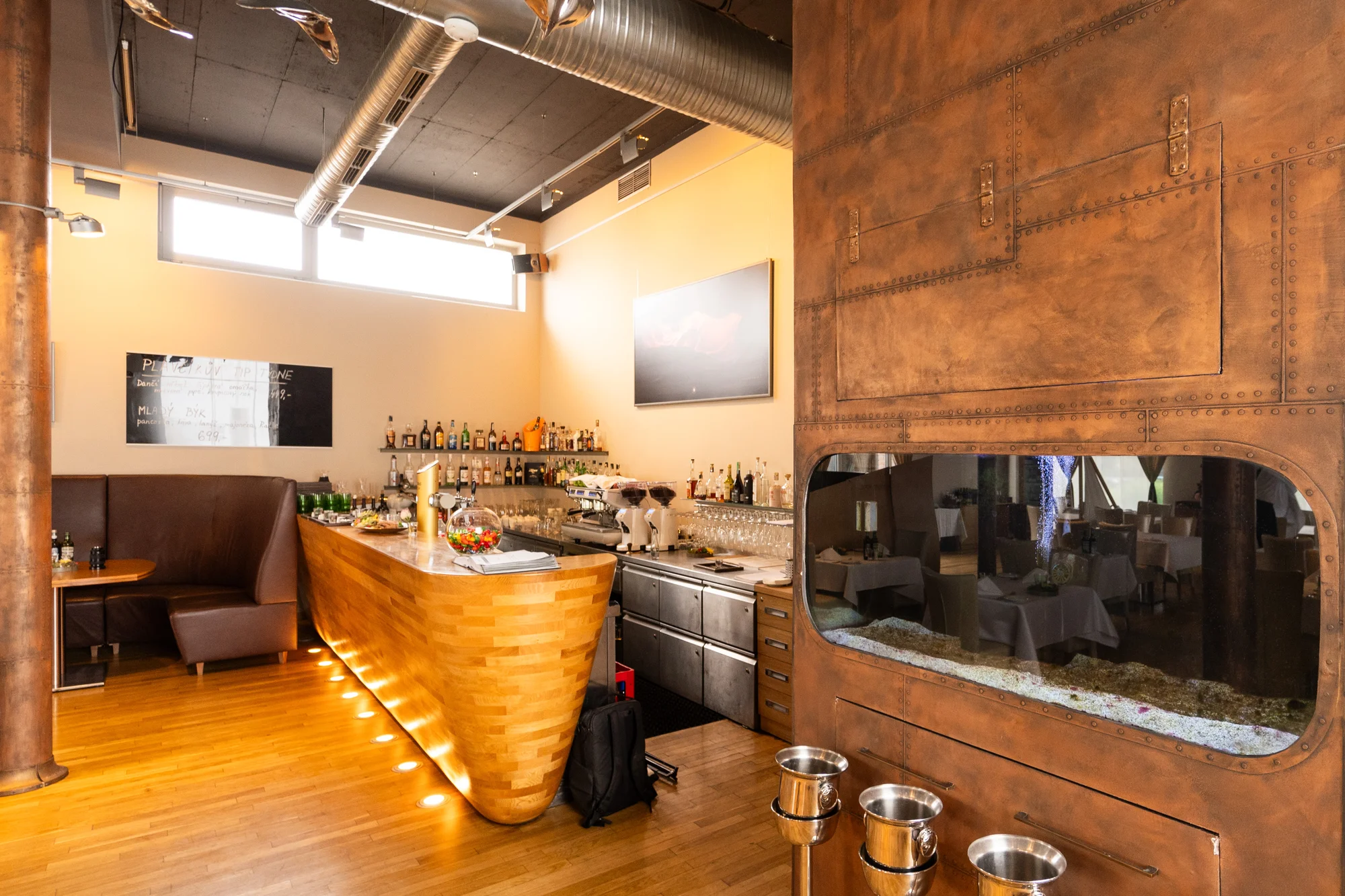 Tříchodové menu s rumpsteakem a aperolem ve špičkové restauraci Noem Arch