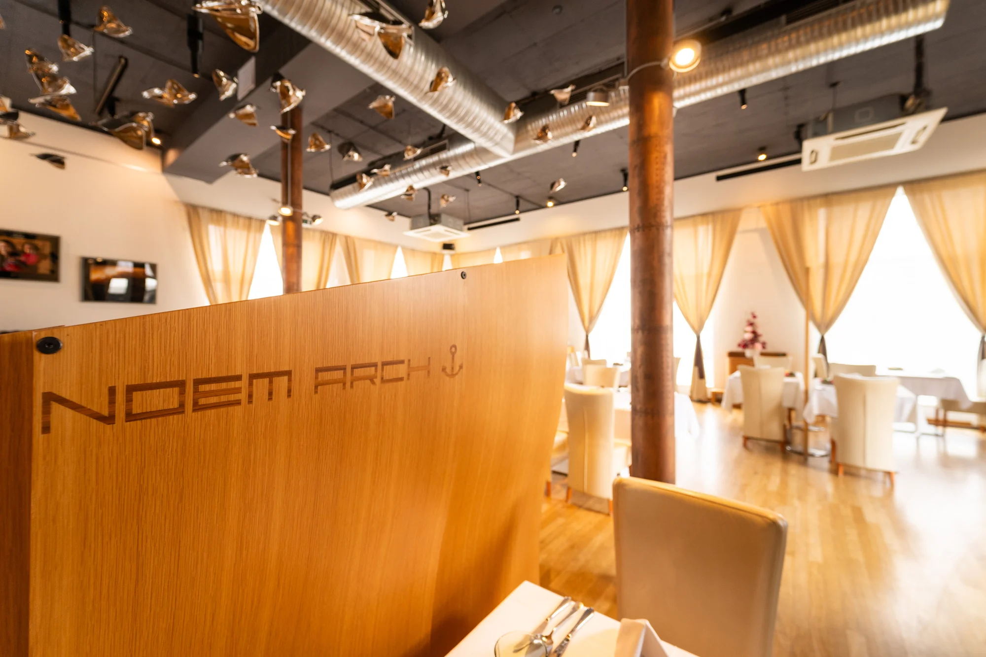 Tříchodové menu s rumpsteakem a aperolem ve špičkové restauraci Noem Arch