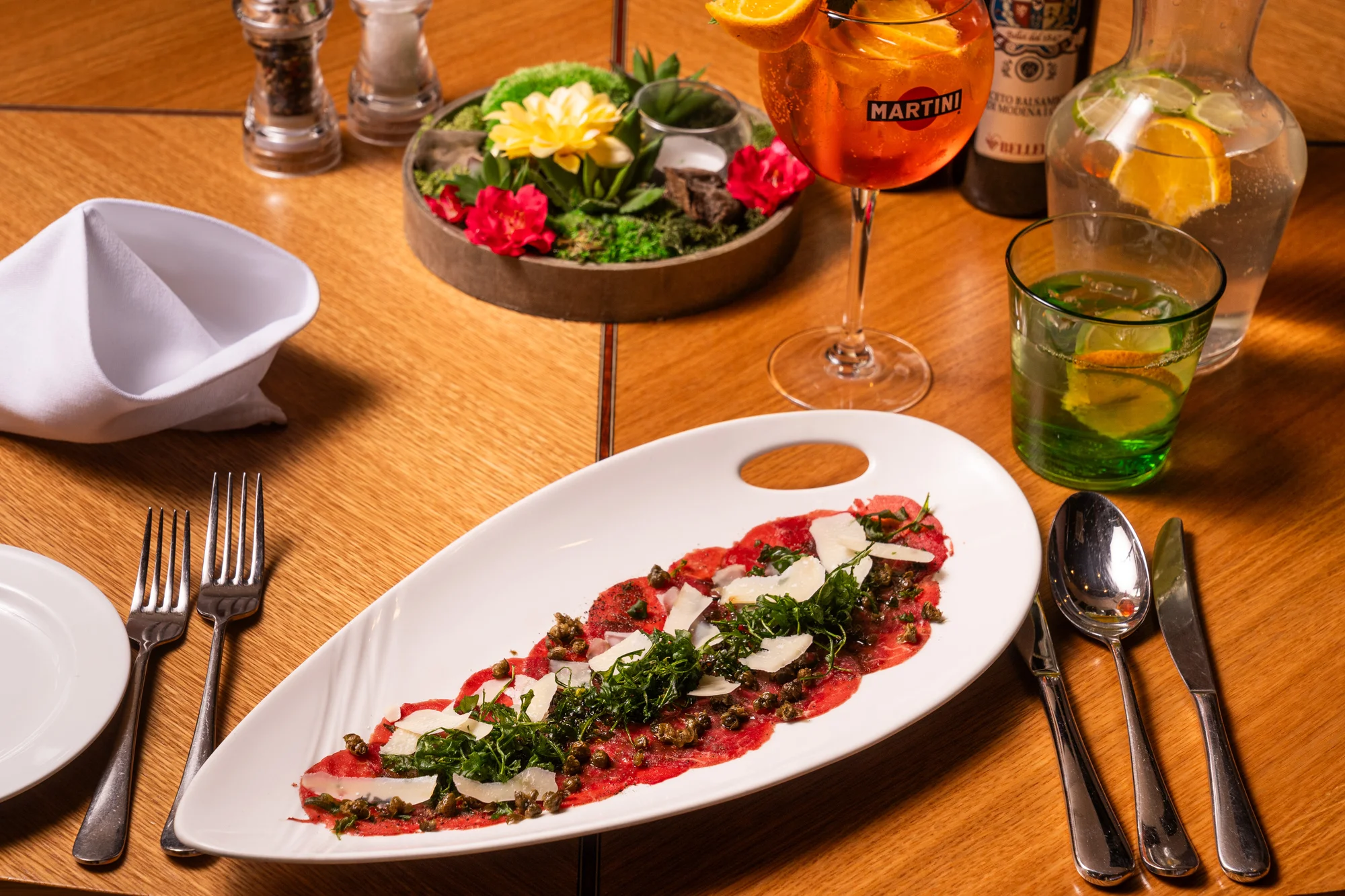 Tříchodové menu s rumpsteakem a aperolem ve špičkové restauraci Noem Arch