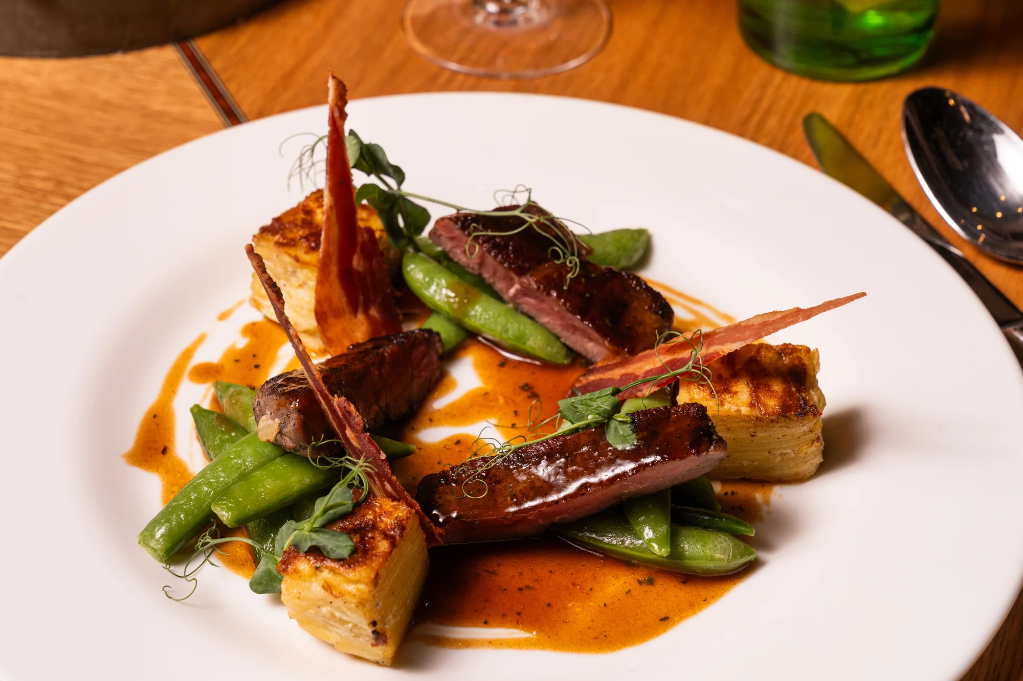 Tříchodové menu s rumpsteakem a aperolem ve špičkové restauraci Noem Arch