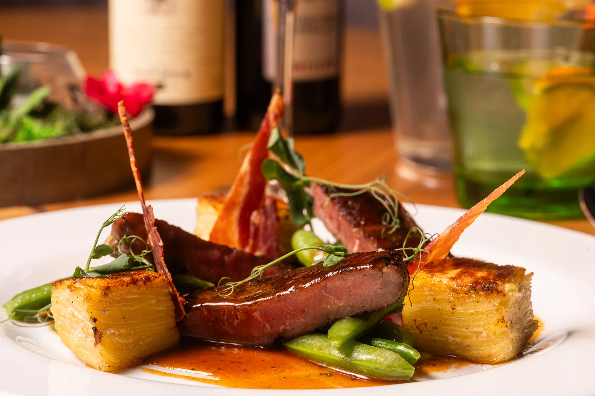 Tříchodové menu s rumpsteakem a aperolem ve špičkové restauraci Noem Arch