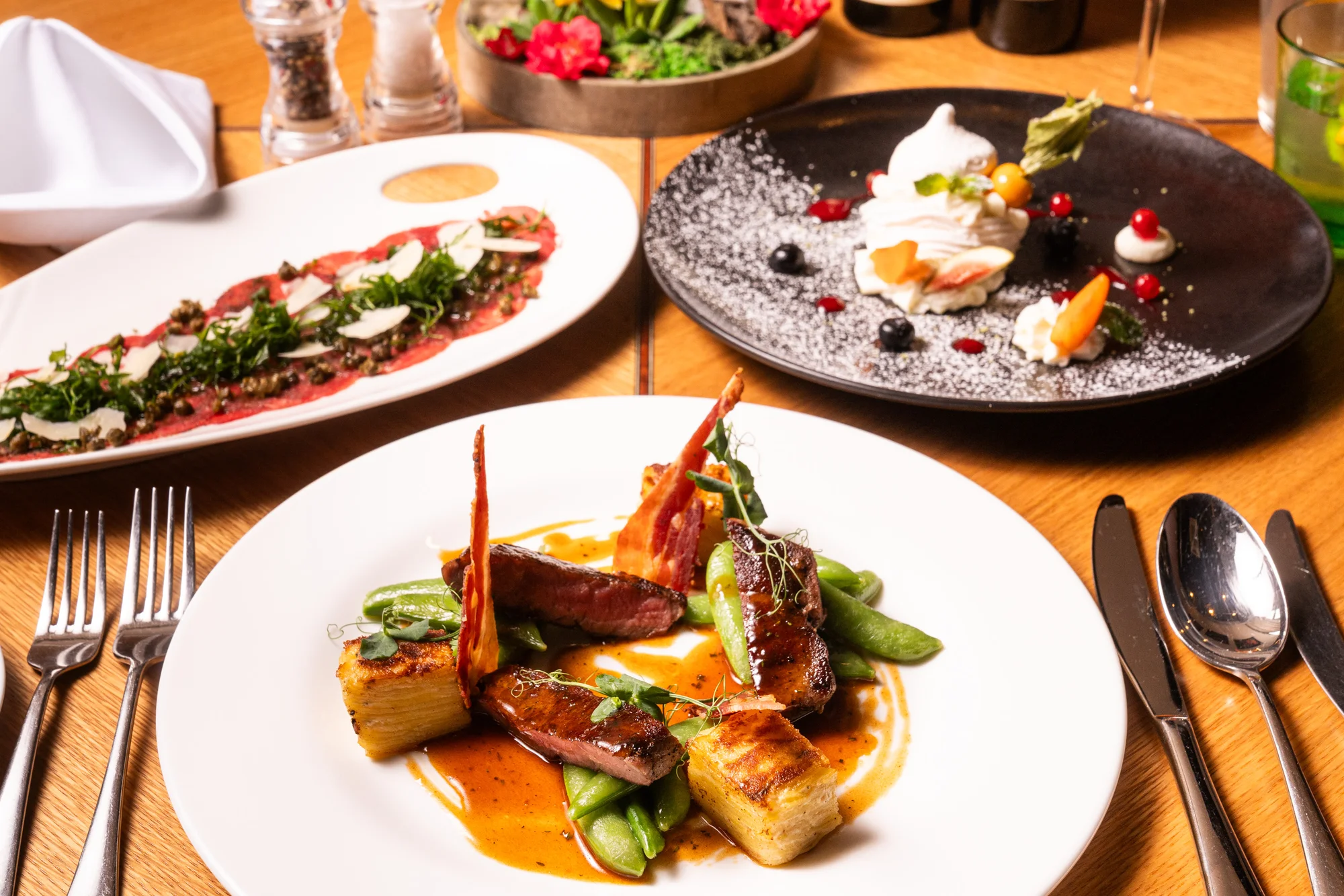 Tříchodové menu s rumpsteakem a aperolem ve špičkové restauraci Noem Arch