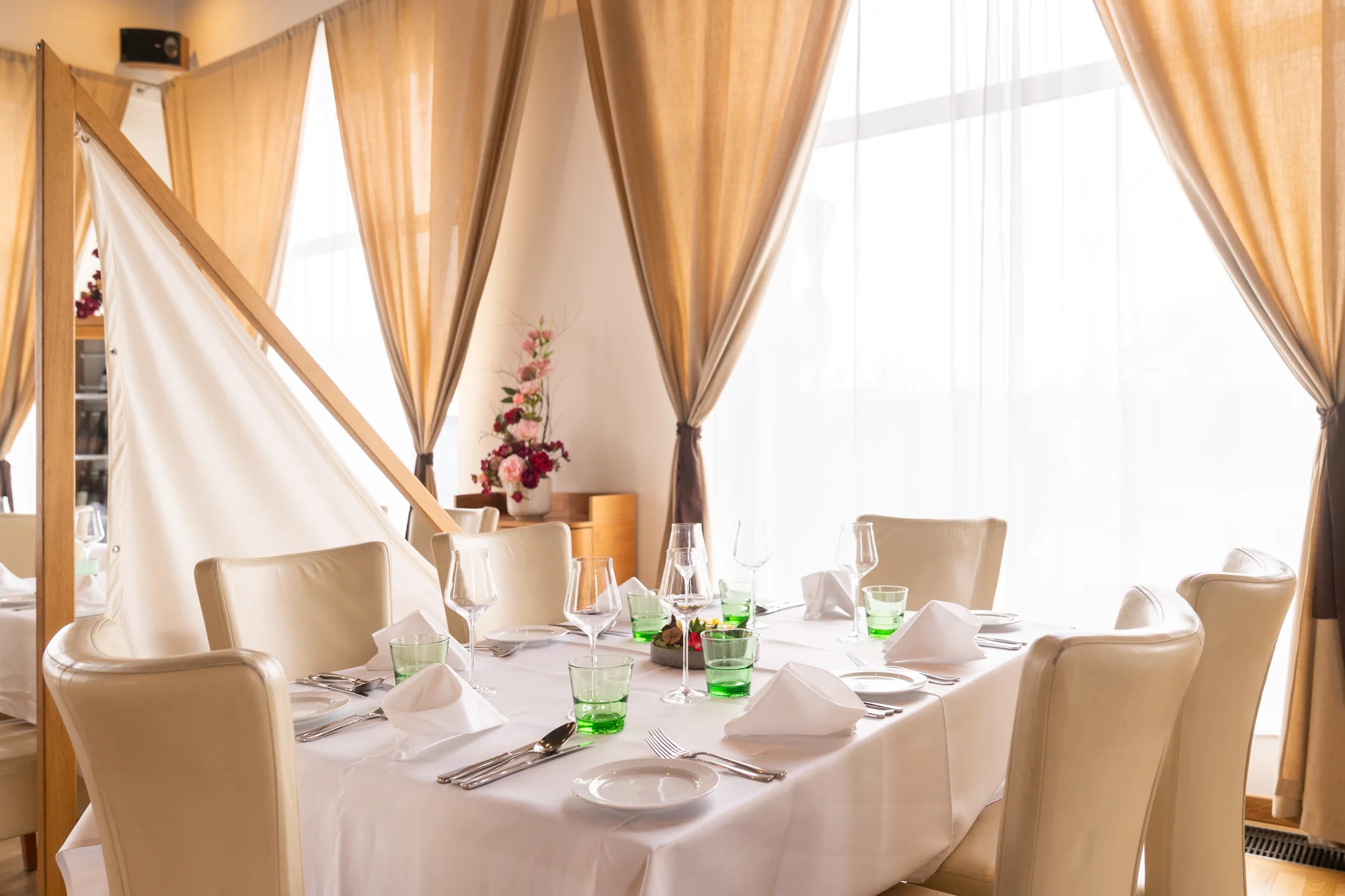 Tříchodové menu s rumpsteakem a aperolem ve špičkové restauraci Noem Arch