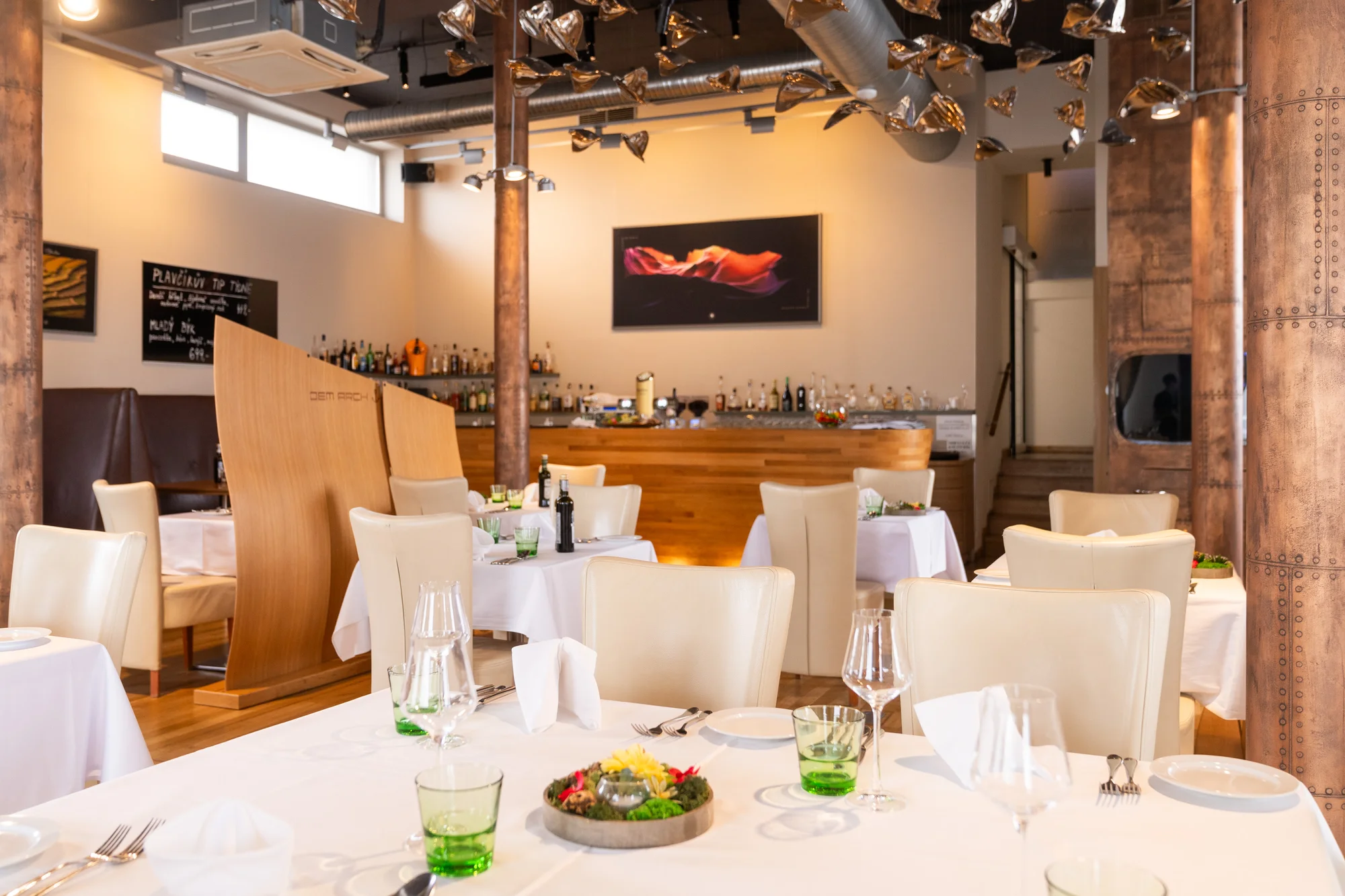 Tříchodové menu s rumpsteakem a aperolem ve špičkové restauraci Noem Arch