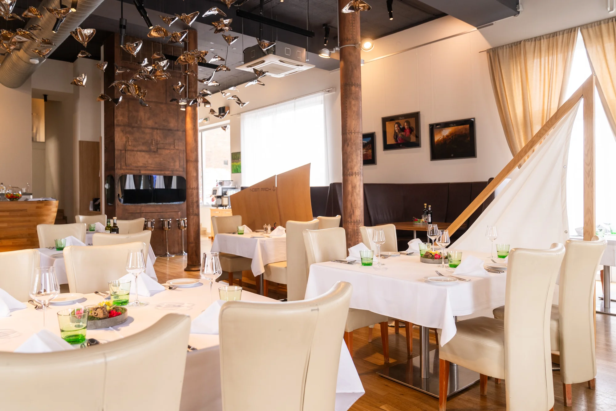 Tříchodové menu s rumpsteakem a aperolem ve špičkové restauraci Noem Arch