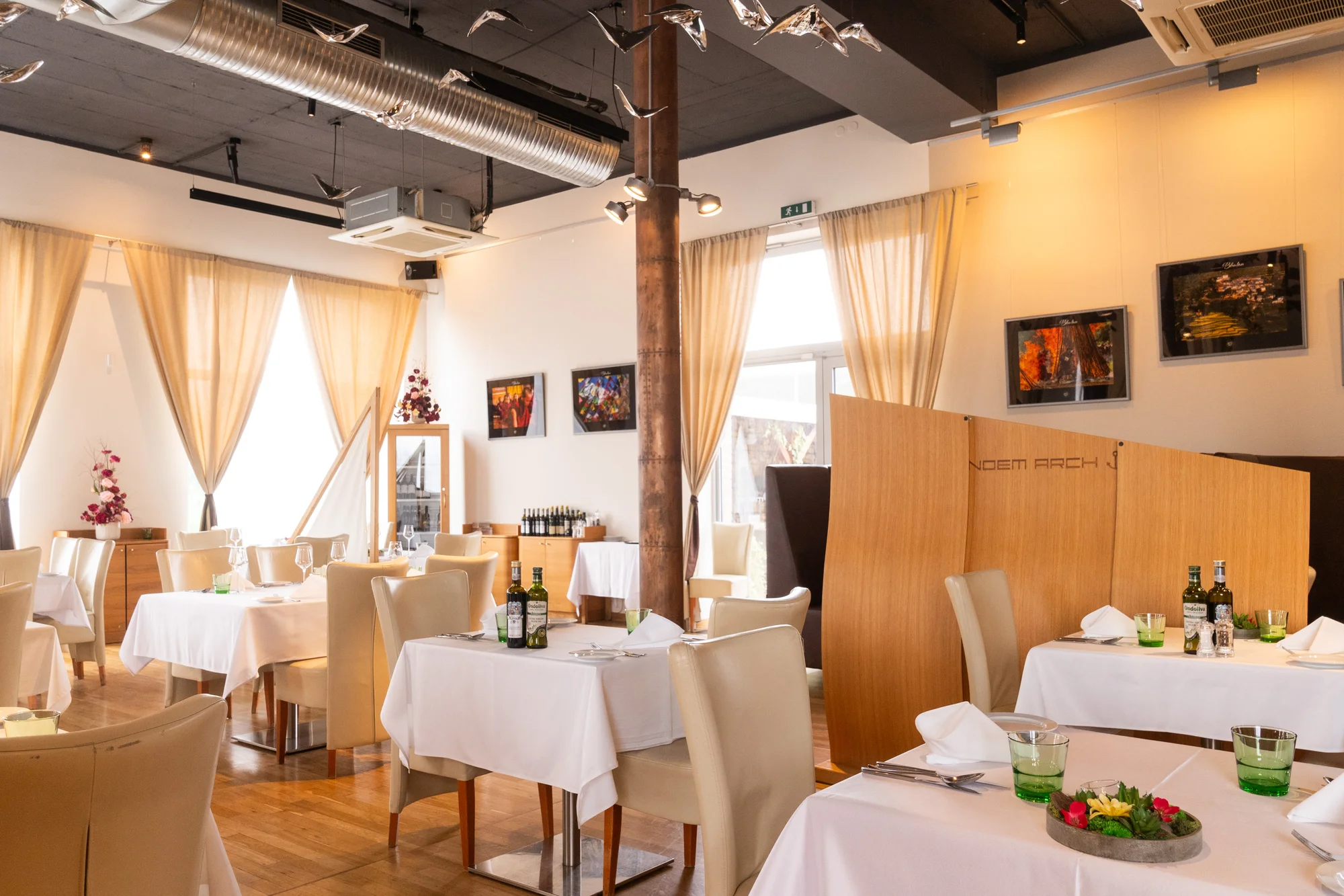 Tříchodové menu s rumpsteakem a aperolem ve špičkové restauraci Noem Arch