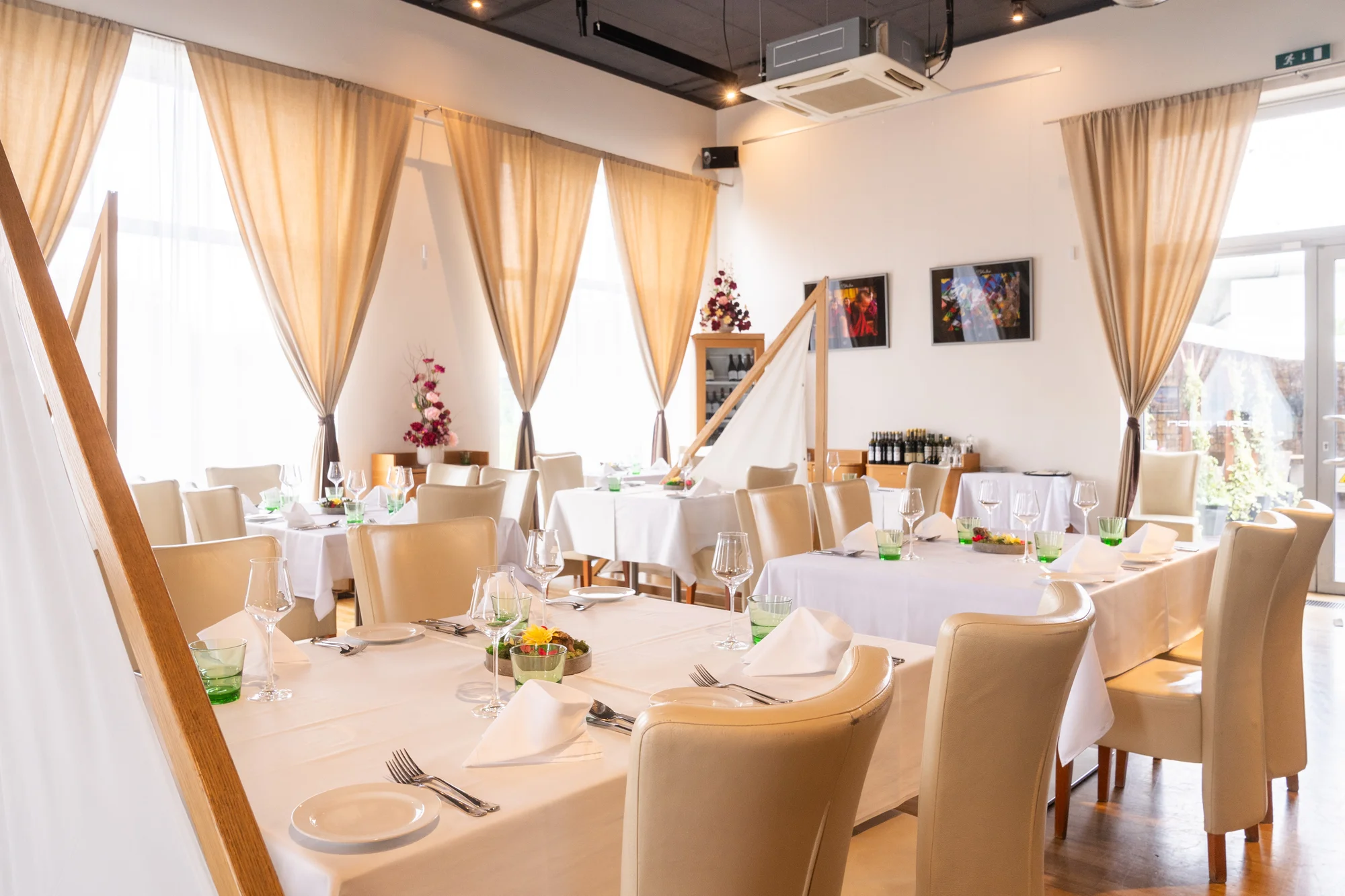 Tříchodové menu s rumpsteakem a aperolem ve špičkové restauraci Noem Arch