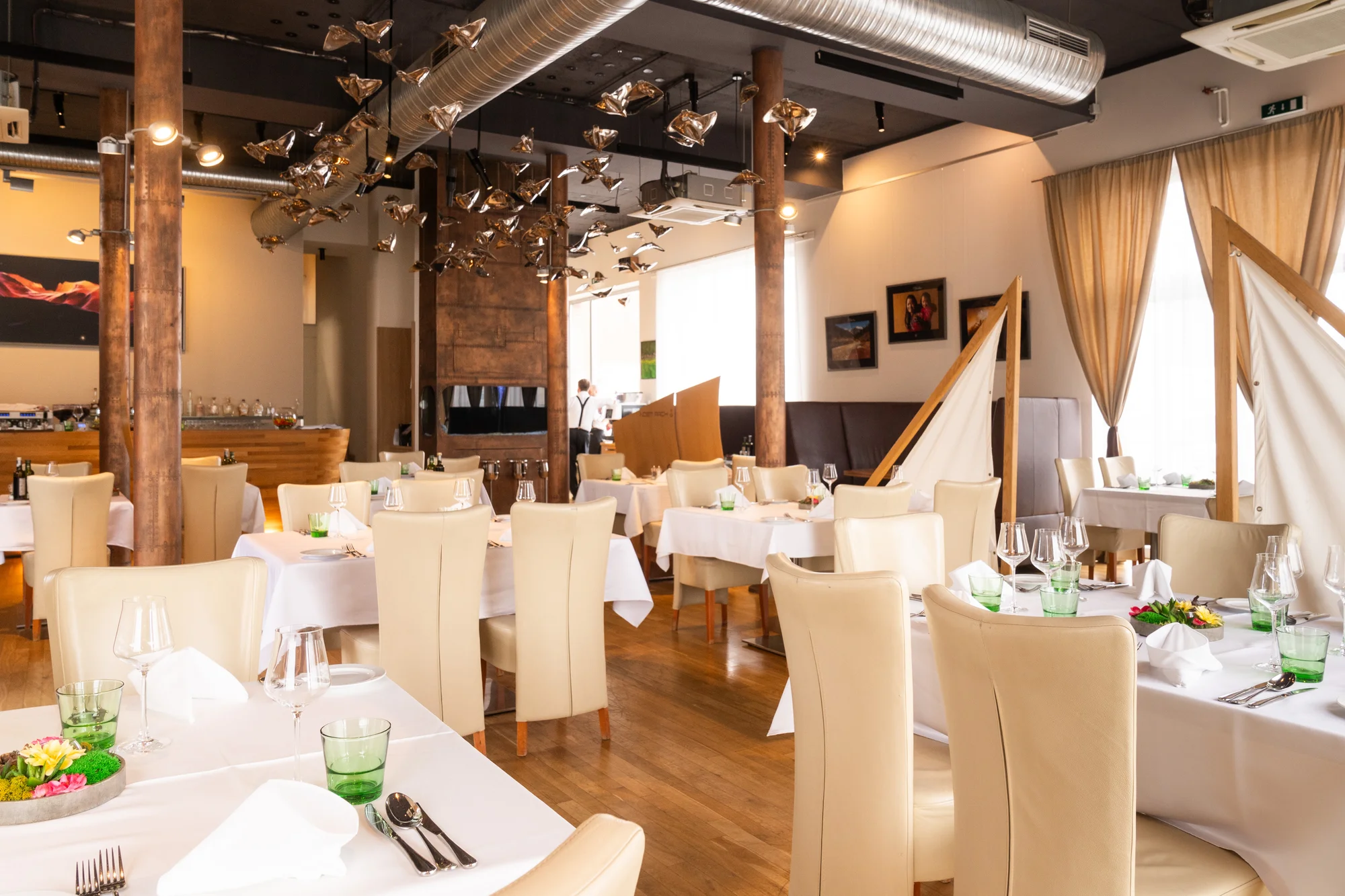 Tříchodové menu s rumpsteakem a aperolem ve špičkové restauraci Noem Arch