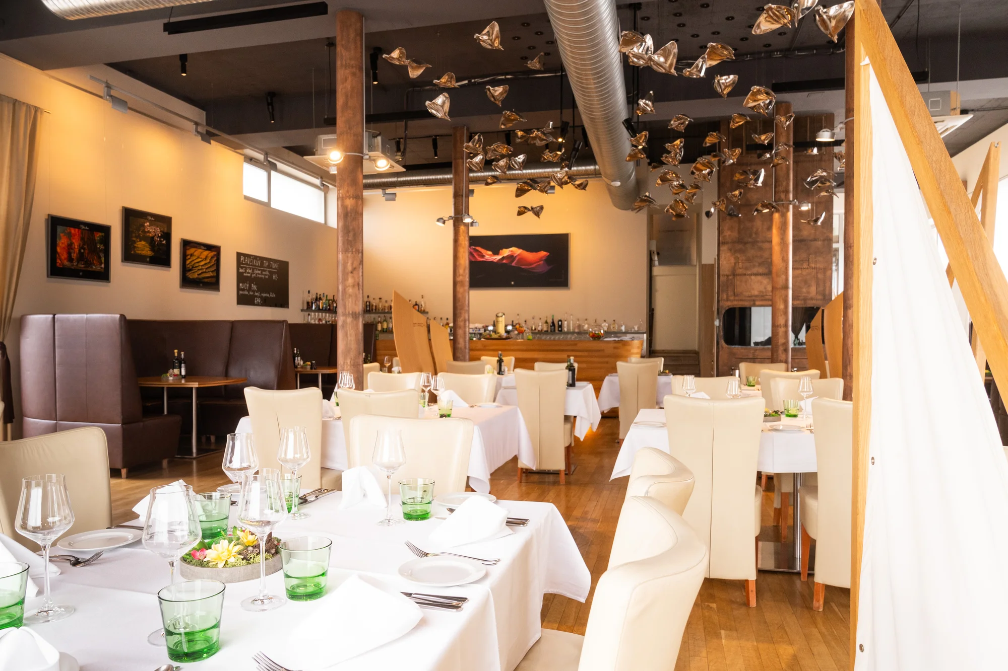 Tříchodové menu s rumpsteakem a aperolem ve špičkové restauraci Noem Arch