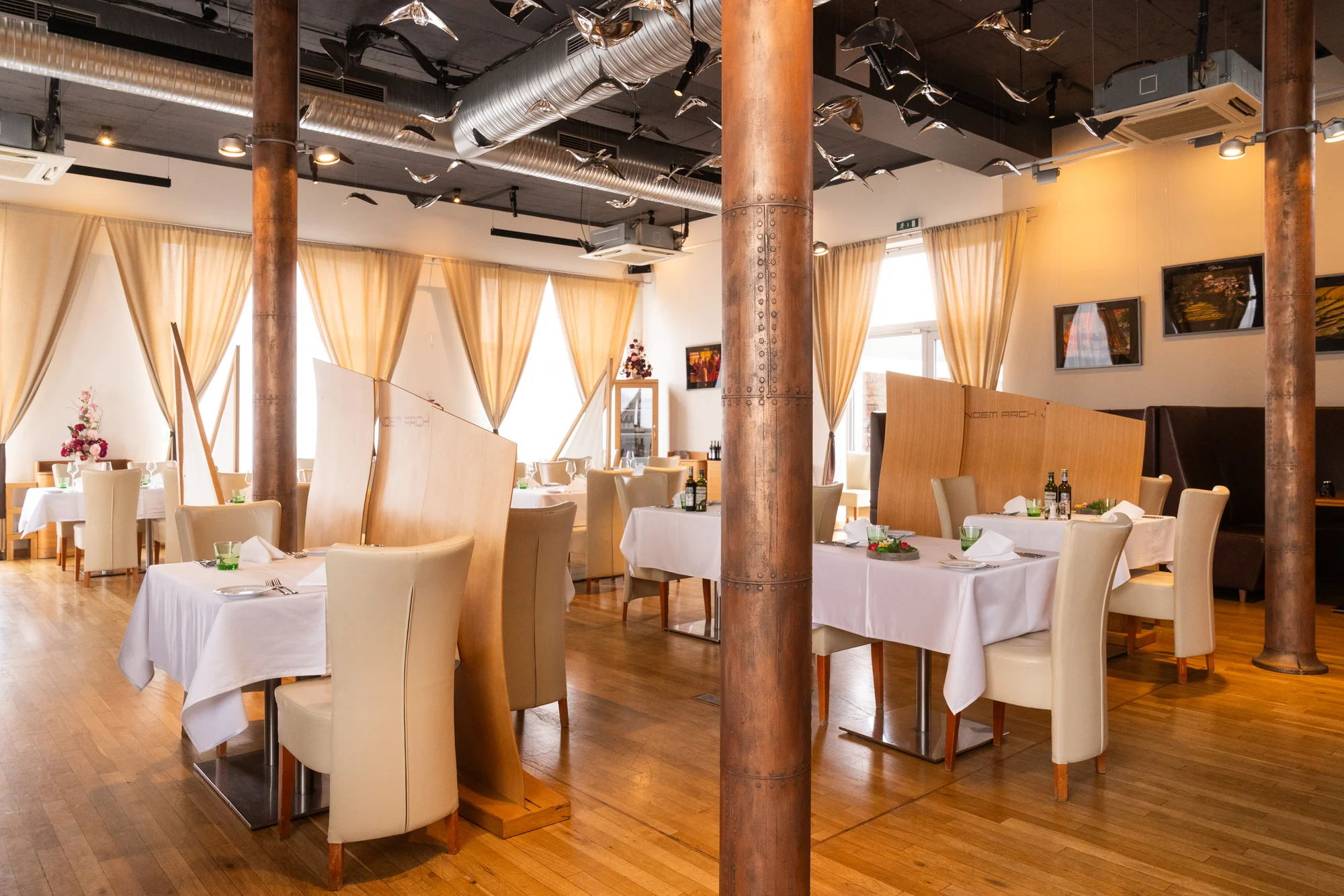 Tříchodové menu s rumpsteakem a aperolem ve špičkové restauraci Noem Arch