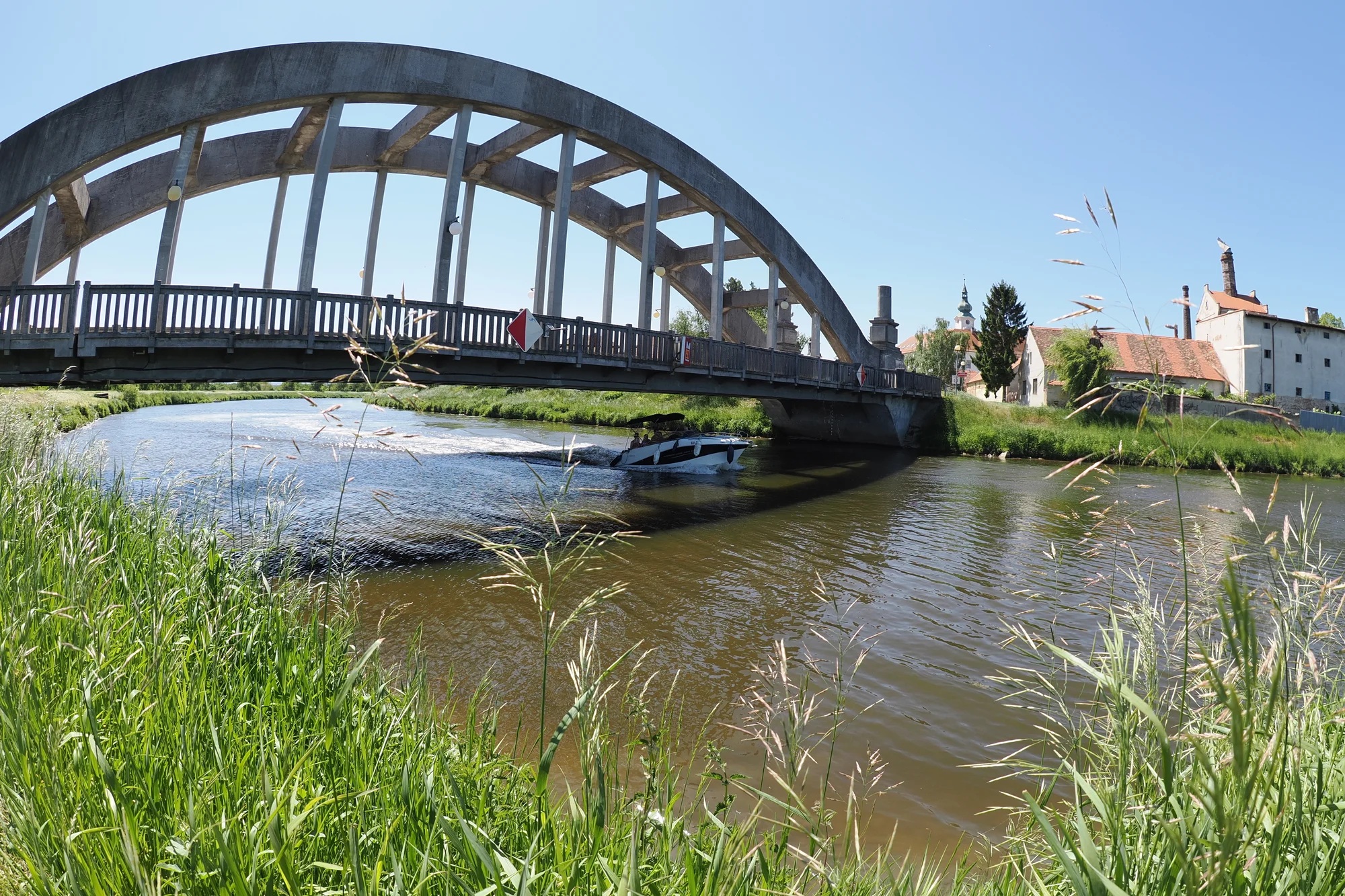 Pronájem kajutové lodi Juliette na Baťově kanálu až pro 5 osob