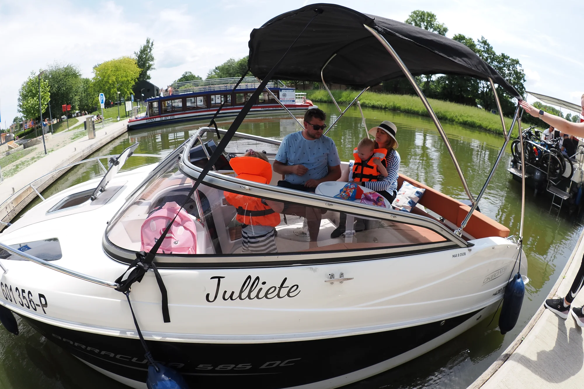 Pronájem kajutové lodi Juliette na Baťově kanálu až pro 5 osob