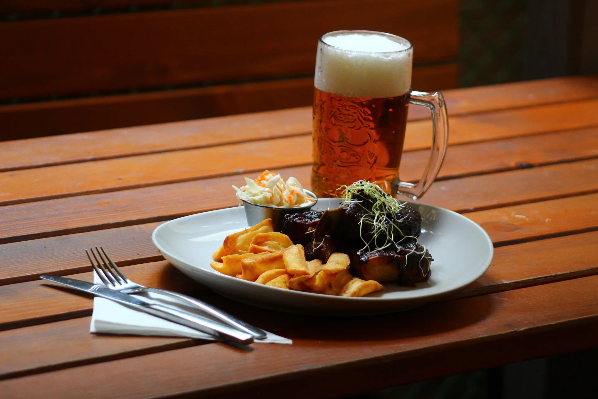 600 g kuřecích křídel neb žeber a k tomu hranolky nebo i pivo Radegast