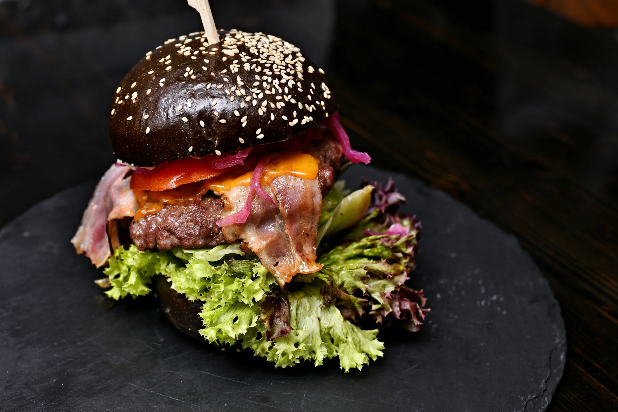 Burger s hranolky a dipem pro jednoho: hamburger, cheese, slanina i 250g dvouručák