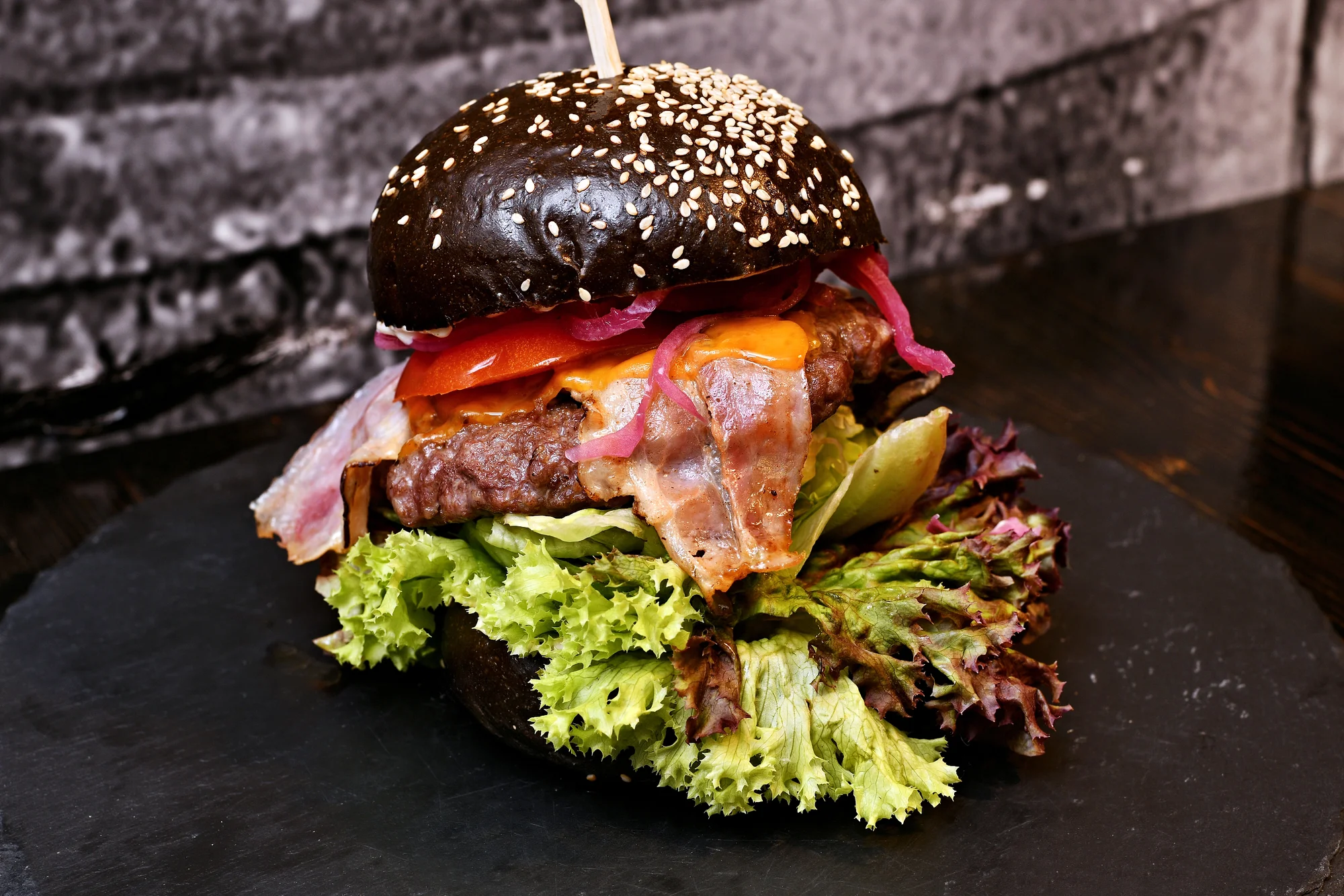 Burger s hranolky a dipem pro jednoho: hamburger, cheese, slanina i 250g dvouručák