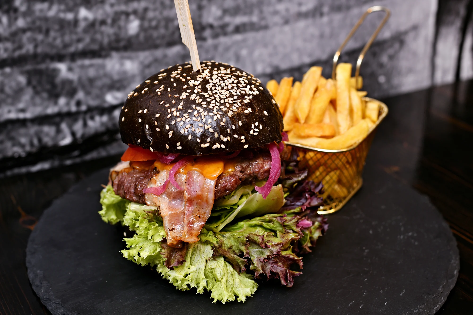 Burger s hranolky a dipem pro jednoho: hamburger, cheese, slanina i 250g dvouručák