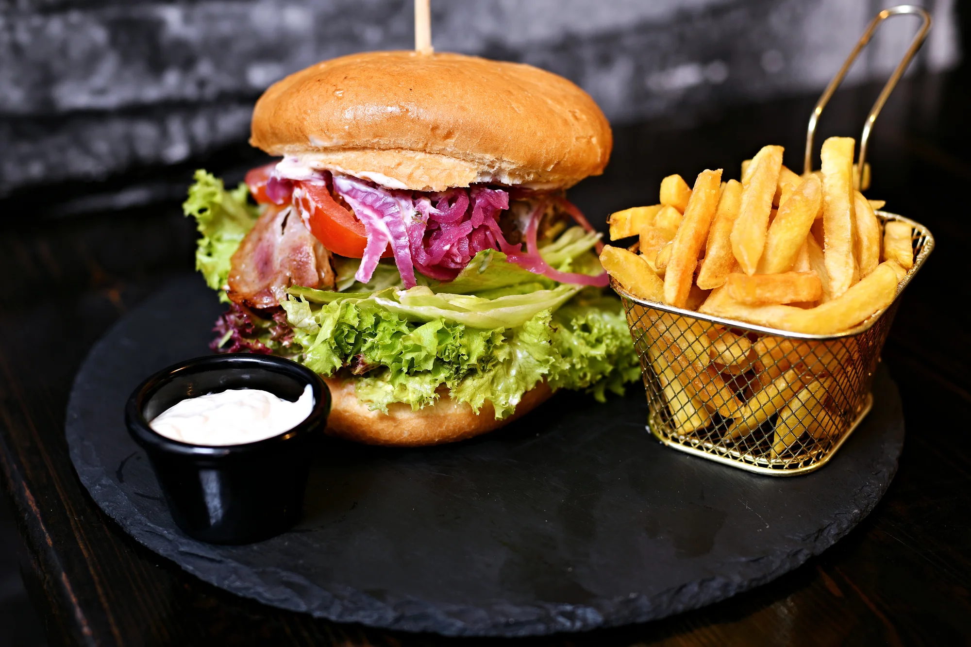 Burger s hranolky a dipem pro jednoho: hamburger, cheese, slanina i 250g dvouručák