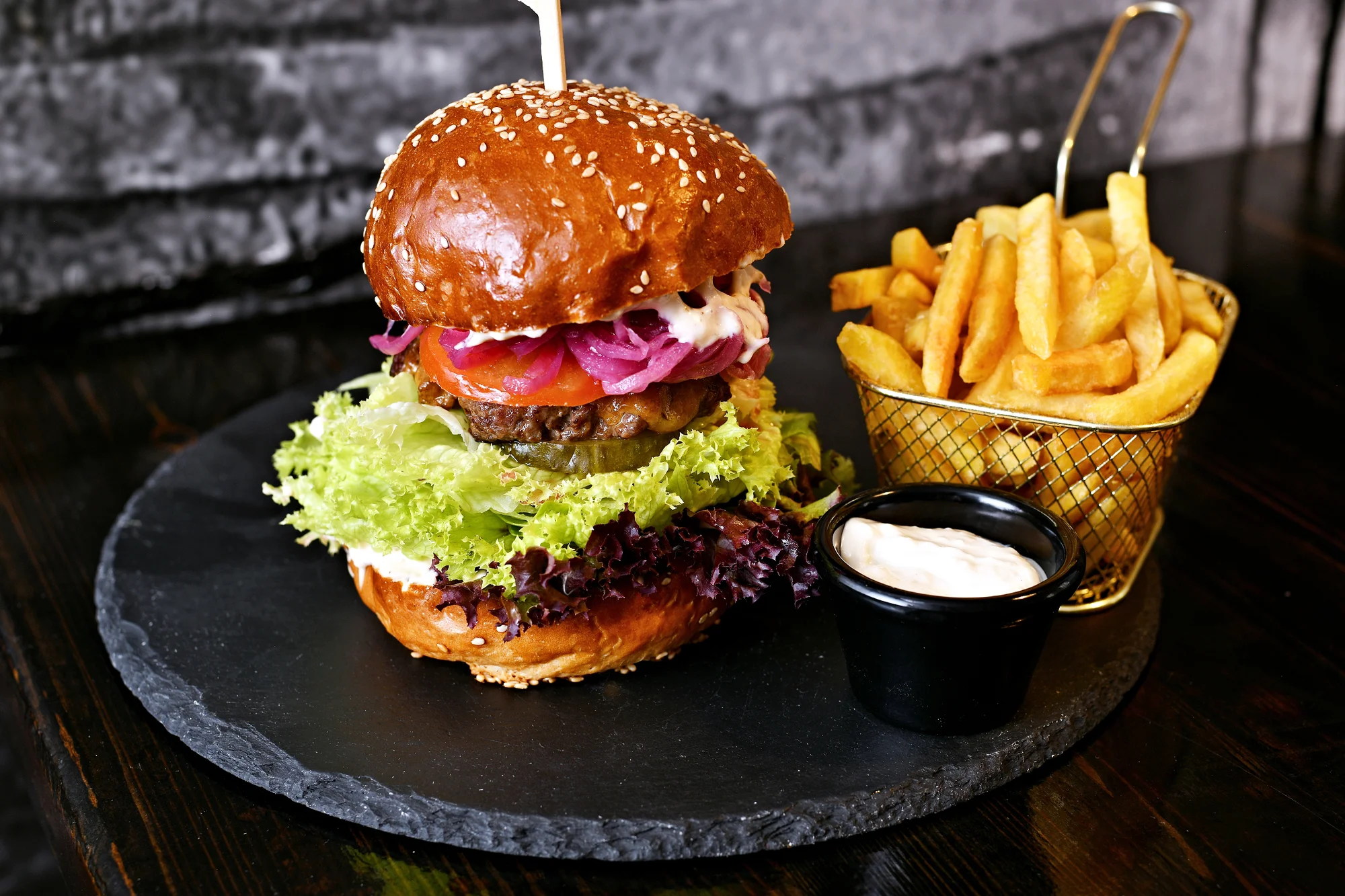 Burger s hranolky a dipem pro jednoho: hamburger, cheese, slanina i 250g dvouručák