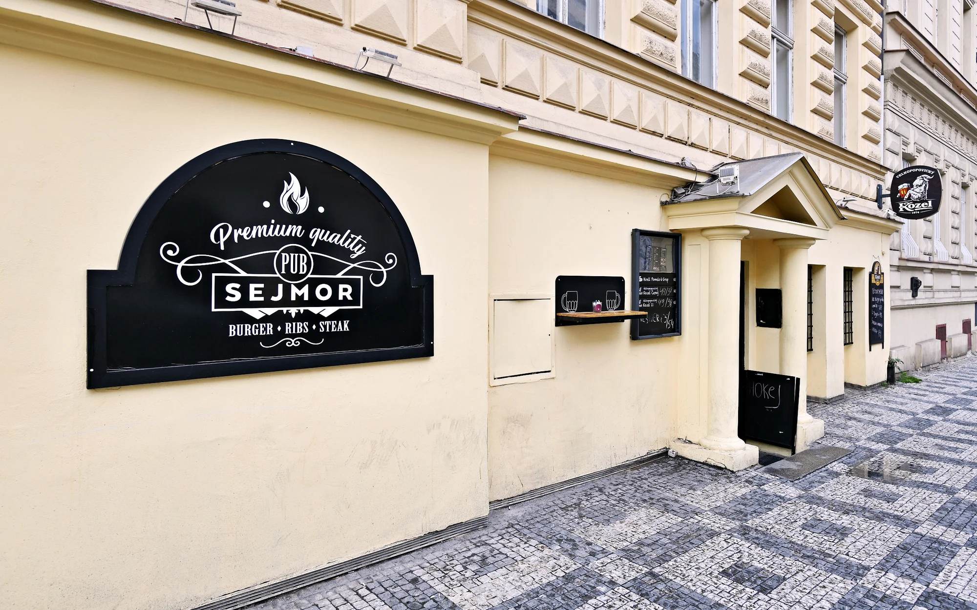 Burger s hranolky a dipem pro jednoho: hamburger, cheese, slanina i 250g dvouručák