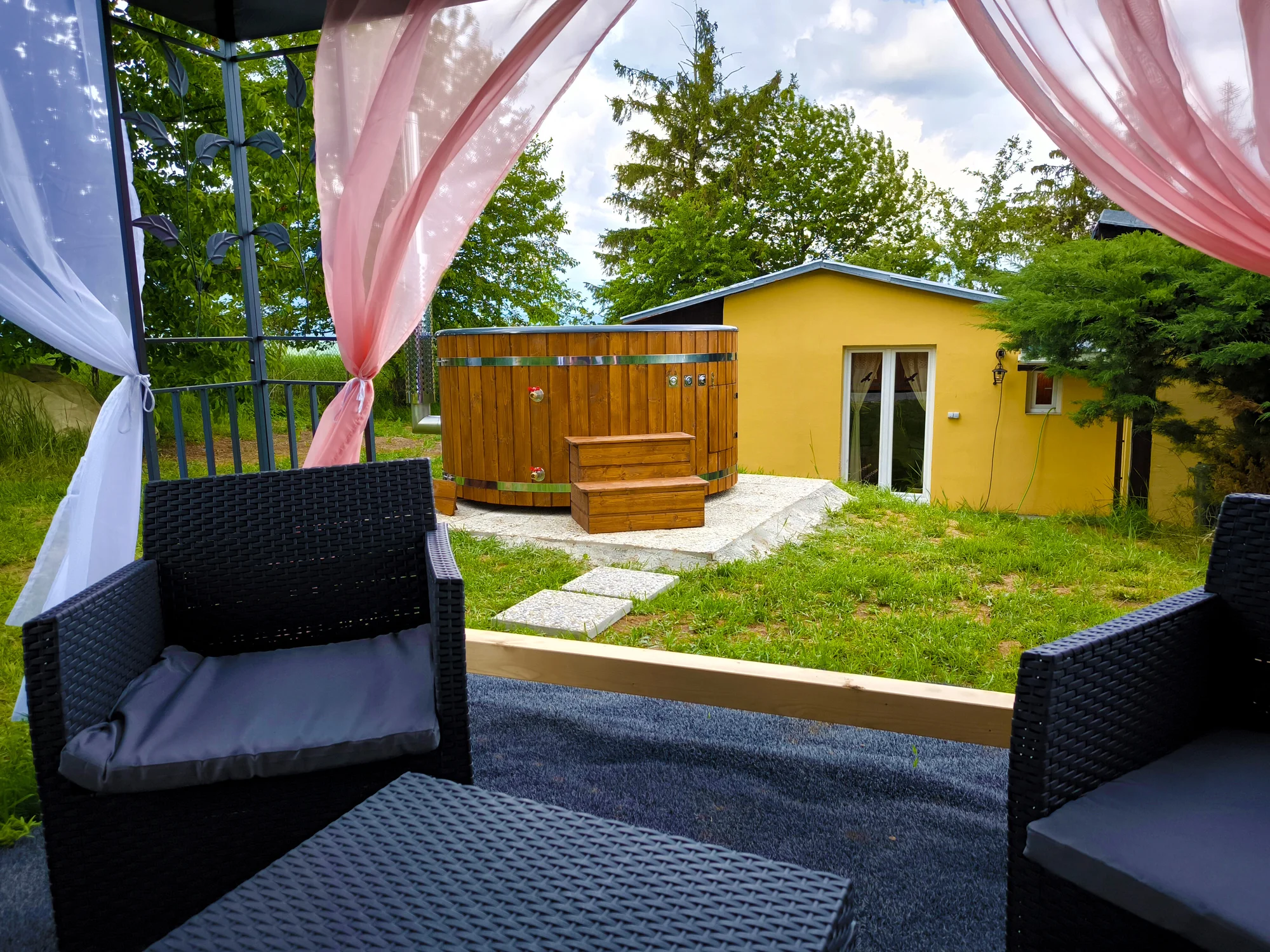 Relax ve stylové americké chatě poblíž Olomouce až pro 4 osoby: snídaně, vířivý koupací sud
