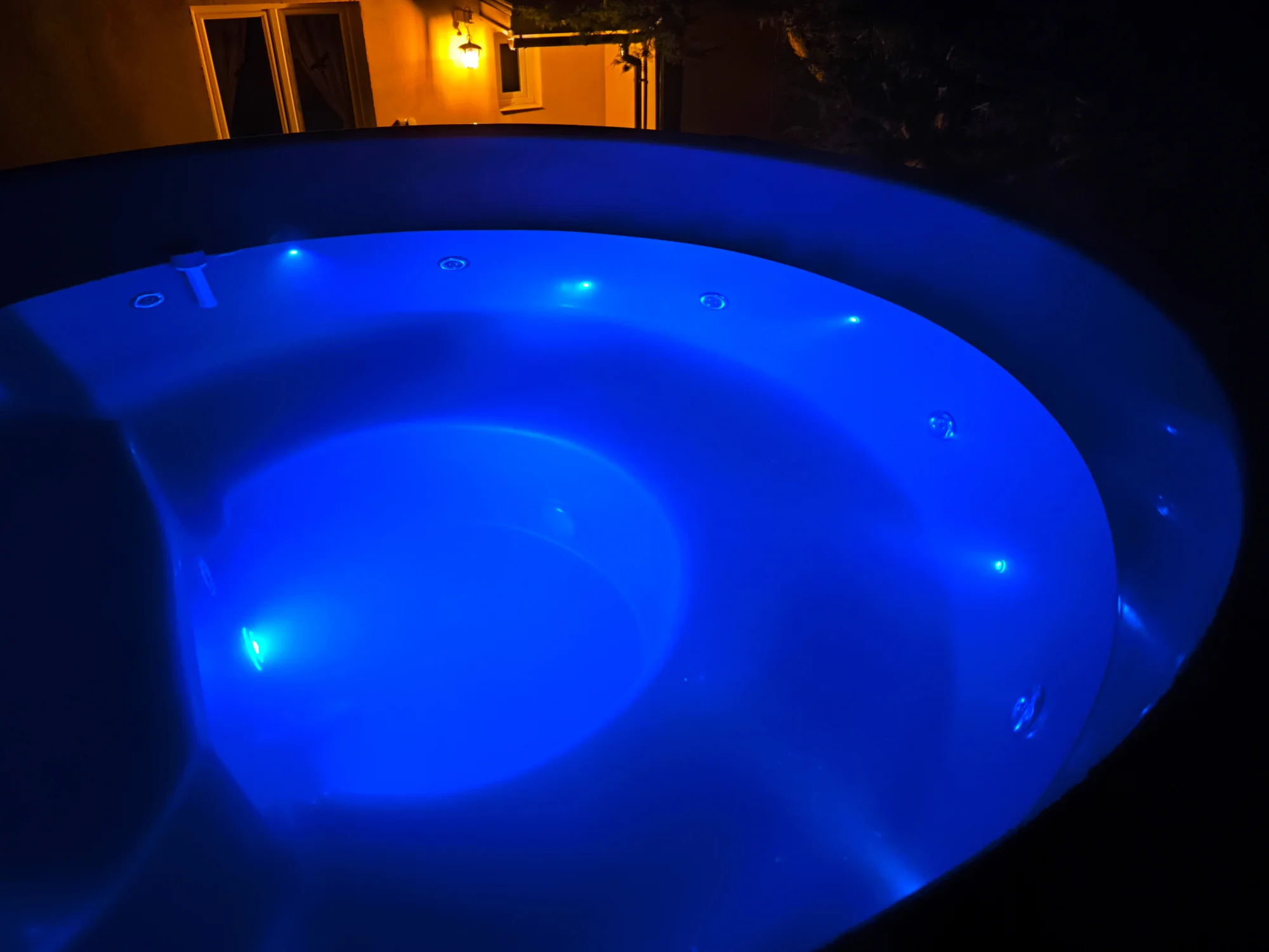 Relax ve stylové americké chatě poblíž Olomouce až pro 4 osoby: snídaně, vířivý koupací sud